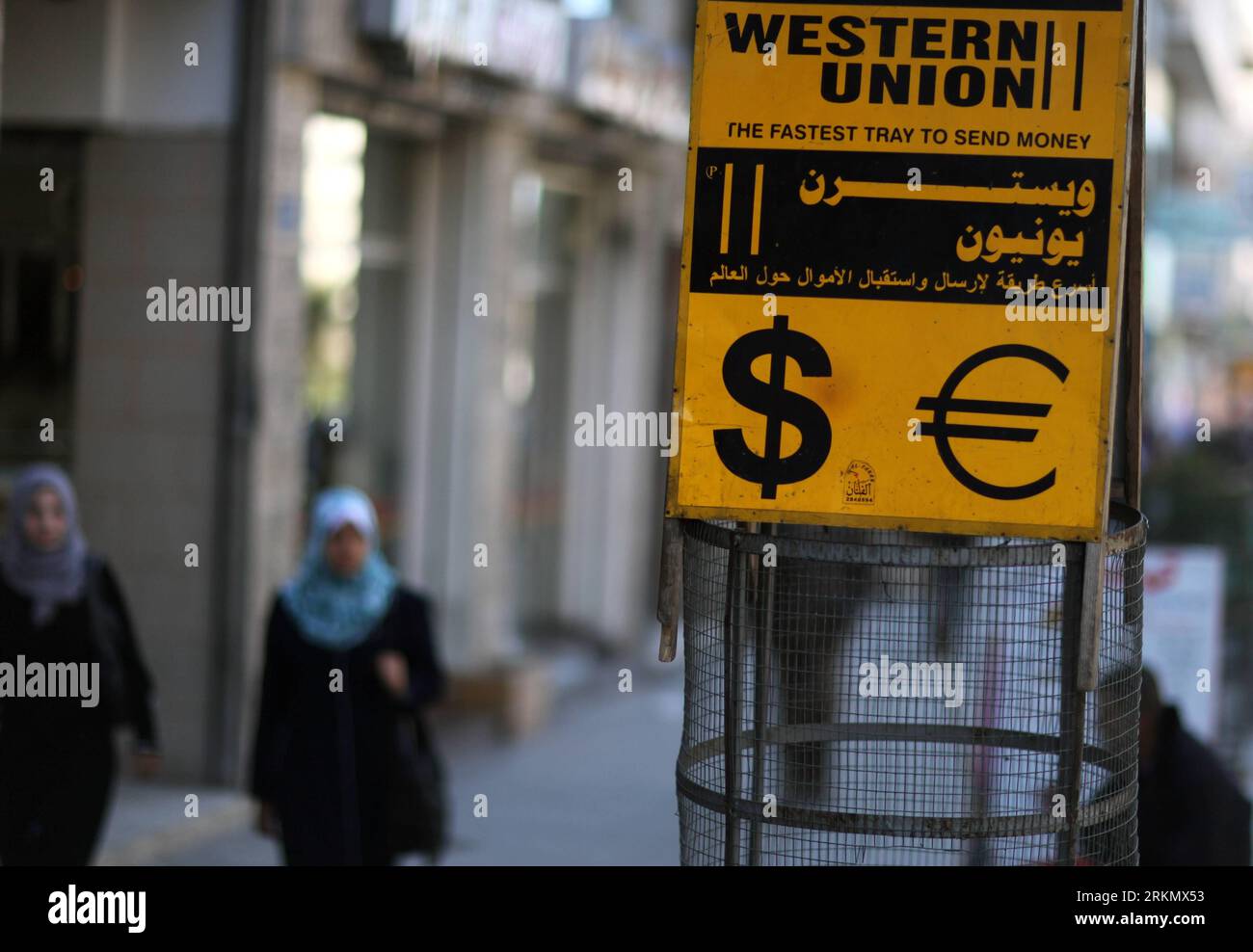 Bildnummer: 56849121 Datum: 09.01.2012 Copyright: imago/Xinhua (120110) -- GAZA, 10 gennaio 2012 (Xinhua) -- i palestinesi camminano davanti a un ufficio della Western Union nella città di Gaza 9 gennaio 2011. The Western Union, leader mondiale nei servizi di trasferimento di denaro con sede negli Stati Uniti, ha deciso martedì di smettere di trattare con uffici privati o uffici di cambio nella Striscia di Gaza, governata da Hamas, che mediano la consegna di denaro contante ai residenti dell'enclave costiera, trasferito elettronicamente dall'estero tramite la società di moneta mondiale. (Xinhua) GAZA-WESTERN UNION-SERVICE SUSPENSION PUBLICATIONxNOTxINxCHN Gesellschaf Foto Stock