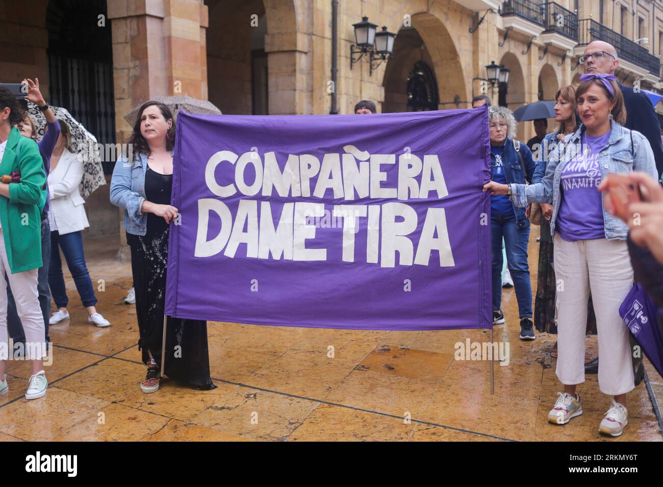 Oviedo, Spagna, 25 agosto 2023: Diverse donne tengono lo striscione "Compañera, dame tira" durante la manifestazione contro Luis Rubiales, a Oviedo, Spagna, il 25 agosto 2023. Credito: Alberto Brevers / Alamy Live News . Foto Stock