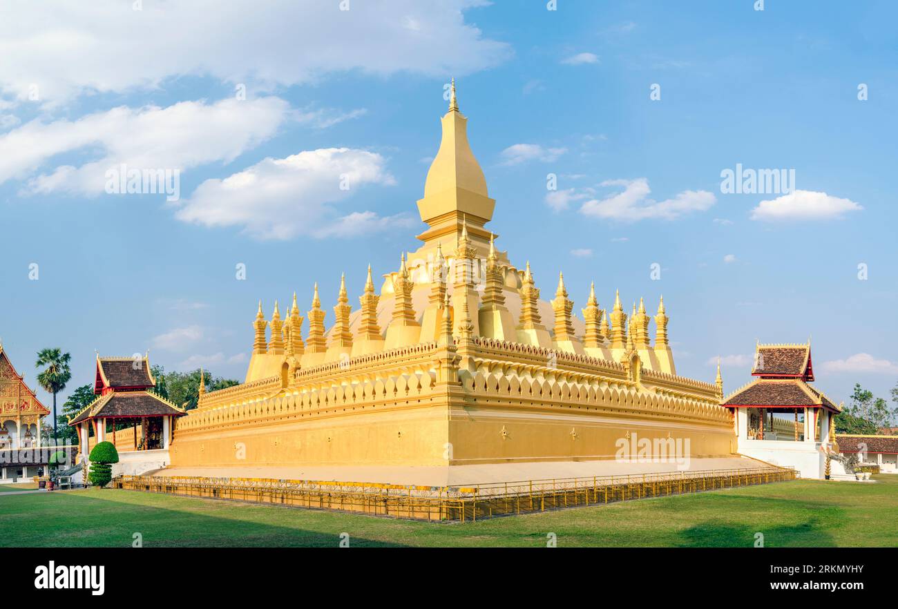 Circondato da prati verdi ben tenuti, lo Stupa istituito terzo secolo d.C., la vibrante superficie dorata che brilla alla luce del sole. Un'importante natio Foto Stock