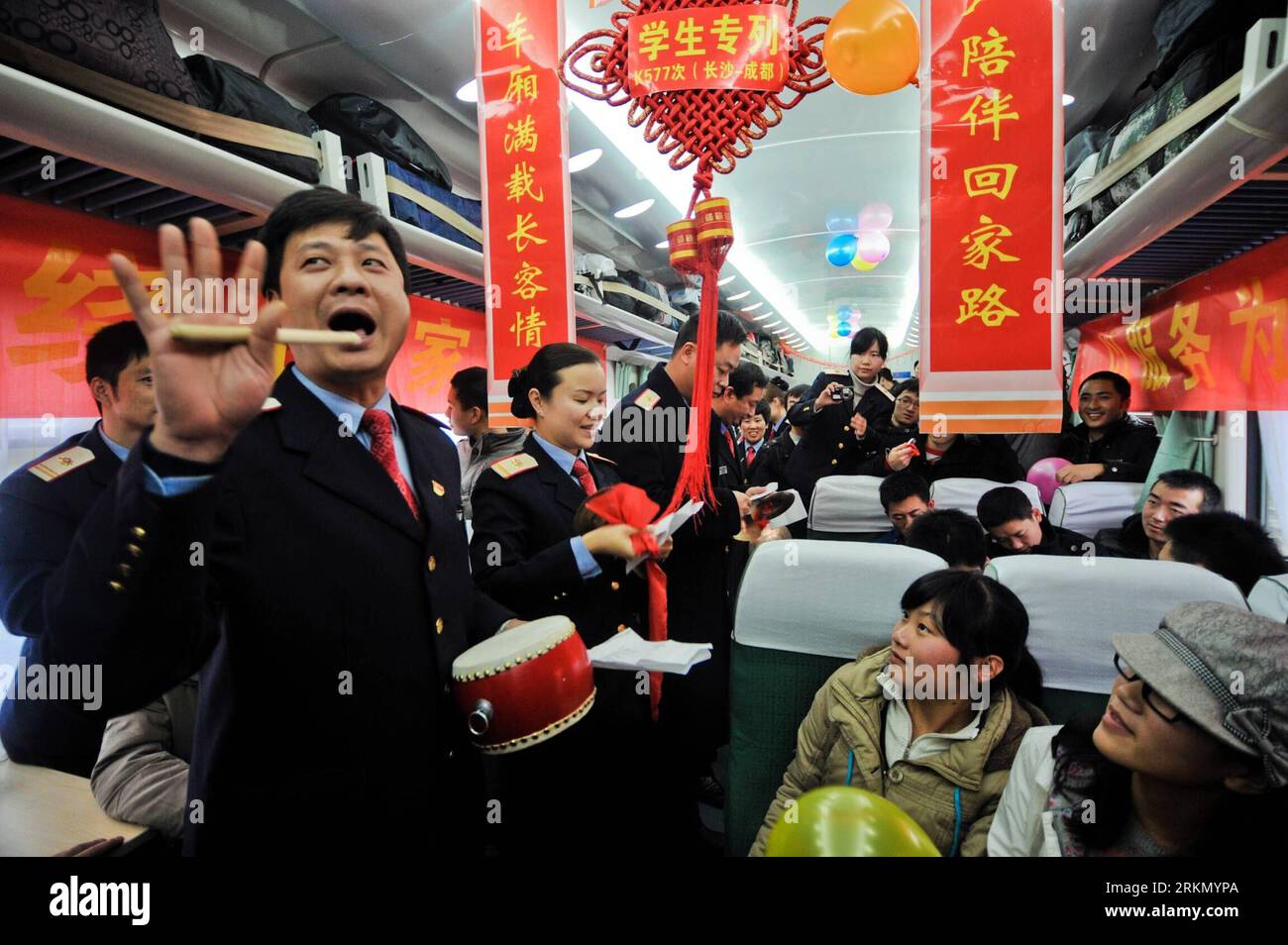Bildnummer: 56882224 Datum: 13.01.2012 Copyright: imago/Xinhua (120113) -- CHANGSHA, 13 gennaio 2012 (Xinhua) -- i membri dell'equipaggio del treno mettono in scena uno spettacolo per divertire i passanti sul treno K577 che viaggia da Changsha della Cina centrale a Chengdu della Cina sud-occidentale, il 13 gennaio 2012. Quest'anno la corsa ai trasporti nella stagione del Festival di Primavera è iniziata l'8 gennaio e terminerà il 16 febbraio, secondo il Ministero delle Ferrovie. Il Festival di Primavera, o Capodanno lunare cinese, che cade il 23 gennaio di quest'anno, è la festa cinese più importante per le riunioni di famiglia. La festa di Primavera è quindi sempre Foto Stock