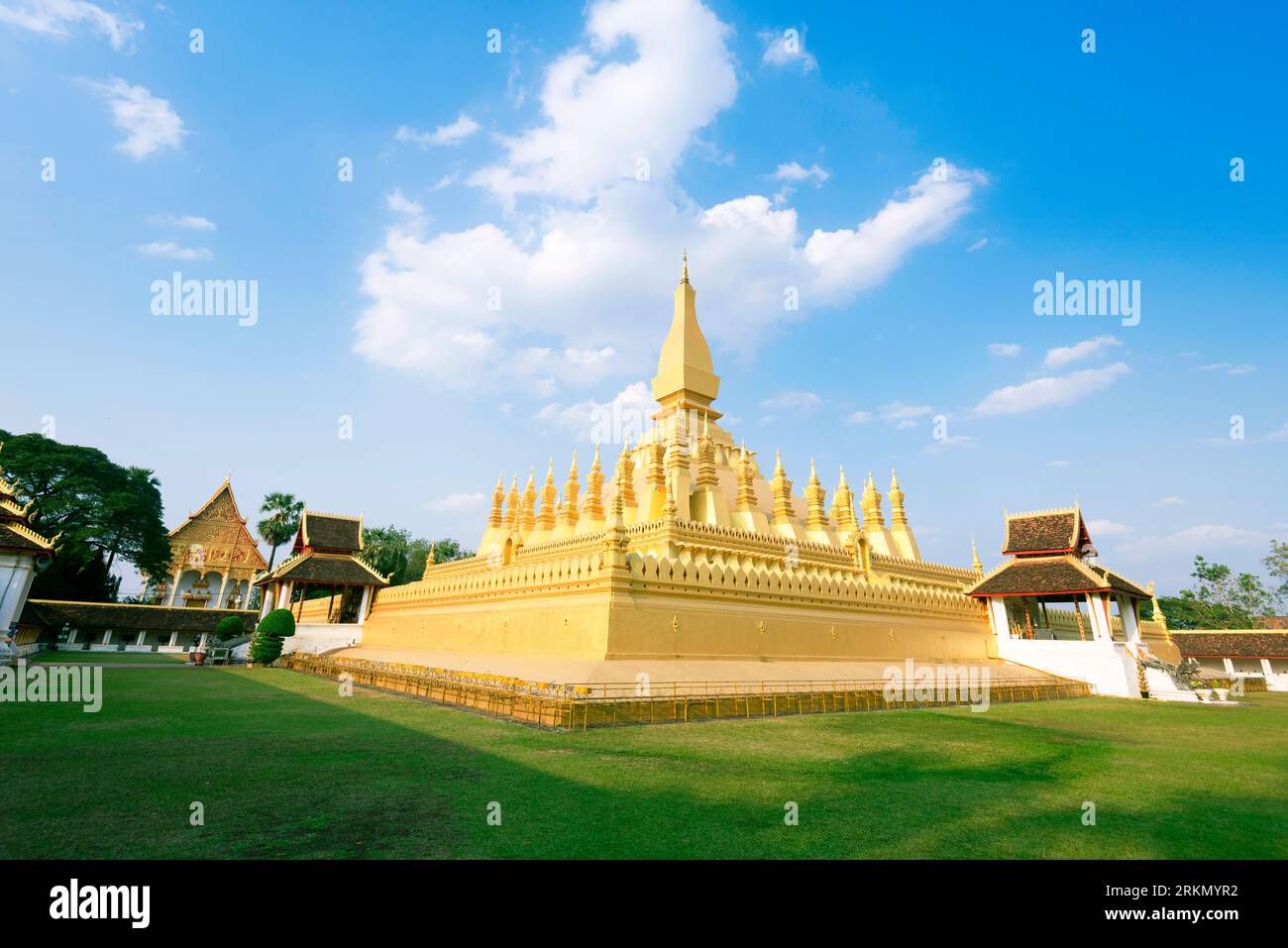 Circondato da prati verdi ben tenuti, lo Stupa istituito terzo secolo d.C., la vibrante superficie dorata che brilla alla luce del sole. Un'importante natio Foto Stock