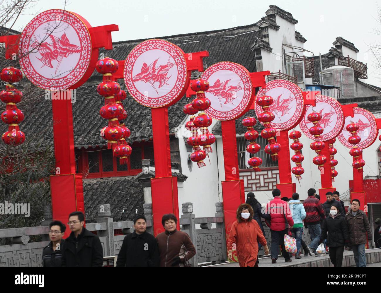 Bildnummer: 56892362 Datum: 16.01.2012 Copyright: imago/Xinhua (120116) -- NANCHINO, 16 gennaio 2012 (Xinhua) -- turisti camminano per le decorazioni del festival al Tempio di Confucio a Nanchino, capitale della provincia di Jiangsu della Cina orientale, 16 gennaio 2012. Più di 100 gruppi luminosi di grandi e medie dimensioni e 400.000 lanterne per la fiera delle lanterne Qinhuai del 2012 sono stati installati per salutare il prossimo Capodanno lunare cinese, che cade il 23 gennaio. (Xinhua/li Wenbao) (cc) CHINA-SPRING FESTIVAL-DECORATION (CN) PUBLICATIONxNOTxINxCHN Gesellschaft Neujahr Impressionen Citydressing Stadtbild xns x0x 2012 quer Foto Stock