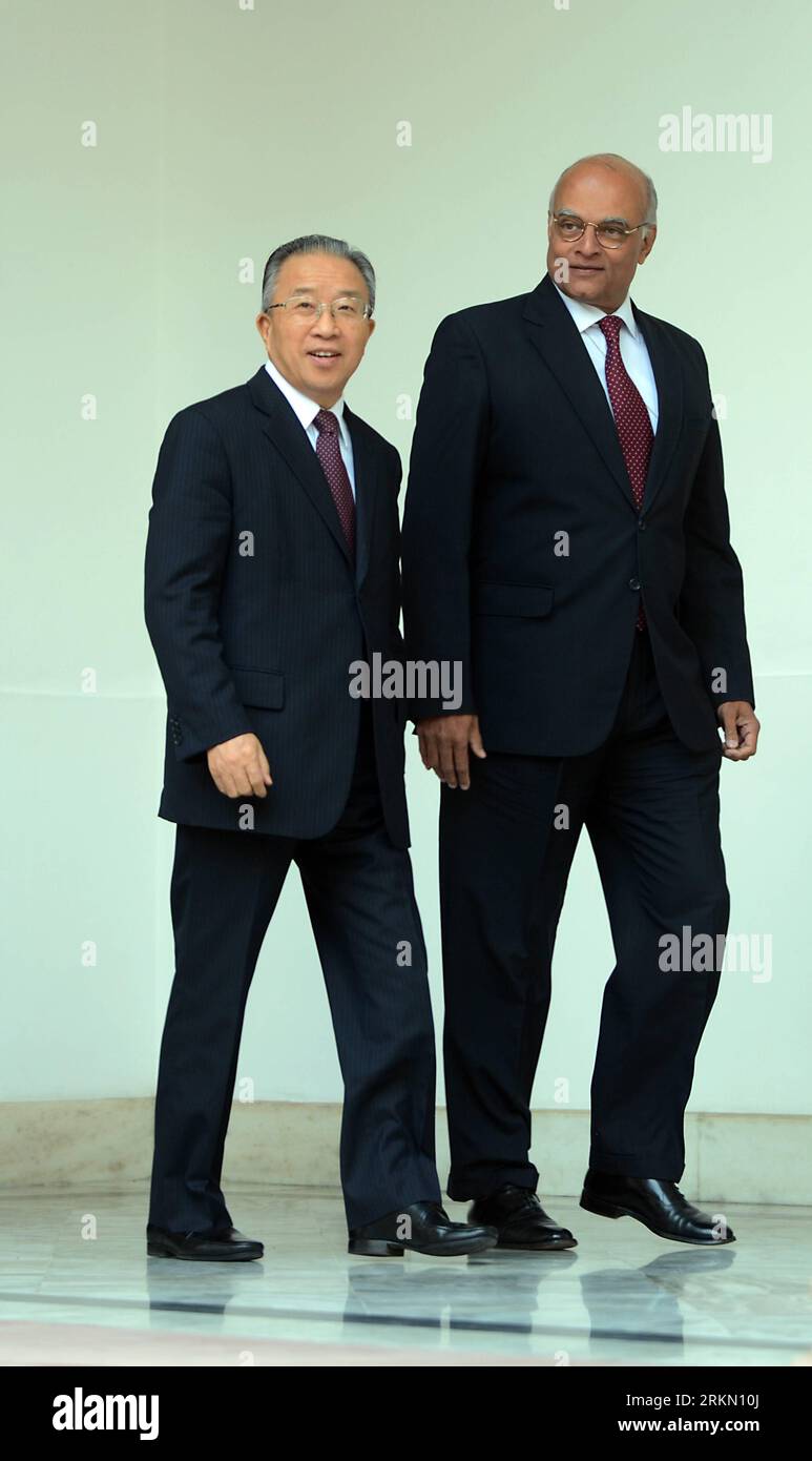 Bildnummer: 56892396 Datum: 16.01.2012 Copyright: imago/Xinhua (120116) -- NEW DELHI, Jan. 16, 2012 (Xinhua) -- Chinese State Councilor Dai Bingguo (L) and Indian National Security Adviser Shiv Shankar Menon arrives for the 15th meeting between special representatives on China-India border issues in New Delhi, capital of India, Jan. 16, 2012. Special representatives from China and India meet to discuss border issues from Jan. 15 to 17 in India. (Xinhua/Partha Sarkar) (ybg) INDIA-NEW DELHI-CHINA-BORDER ISSUES-DAI BINGGUO PUBLICATIONxNOTxINxCHN People Politik xns x0x 2012 hoch premiumd 56 Foto Stock