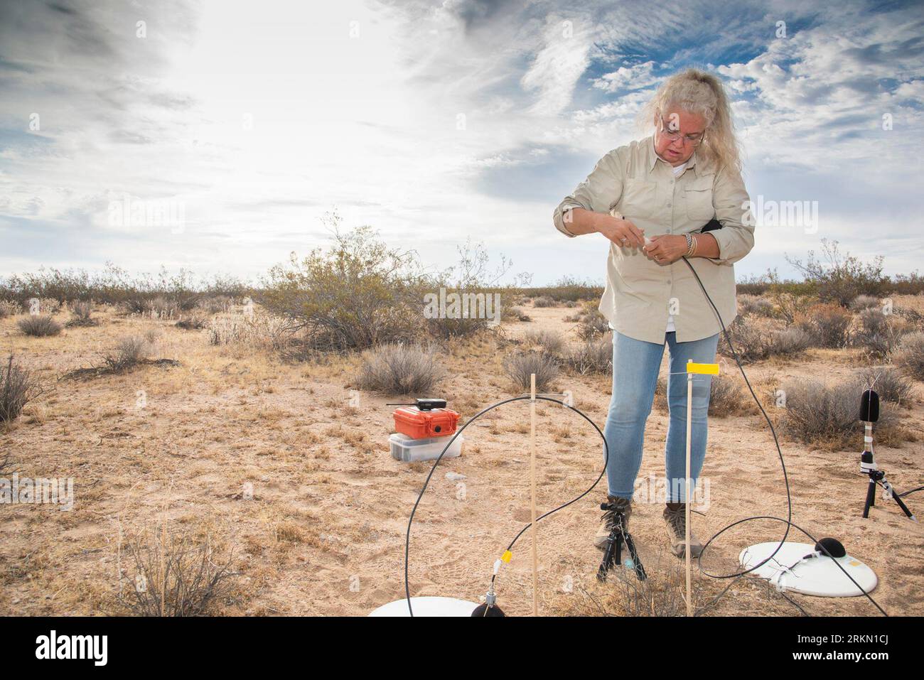 Edwards, California, USA. 6 agosto 2019. Juliet Page, uno scienziato fisico del Volpe National Transportation Systems Center, calibra una stazione microfono durante la serie di voli CarpetDIEM. L'array presentava microfoni ad alta fedeltà disposti in diverse configurazioni, dando ai ricercatori la possibilità di ottenere dati audio accurati e valutare il volume delle casse sonore, così come misureranno i silenziosi rilievi sonici dell'X-59. Credito: Lockheed Martin/ZUMA Press Wire/ZUMAPRESS.com/Alamy Live News Foto Stock