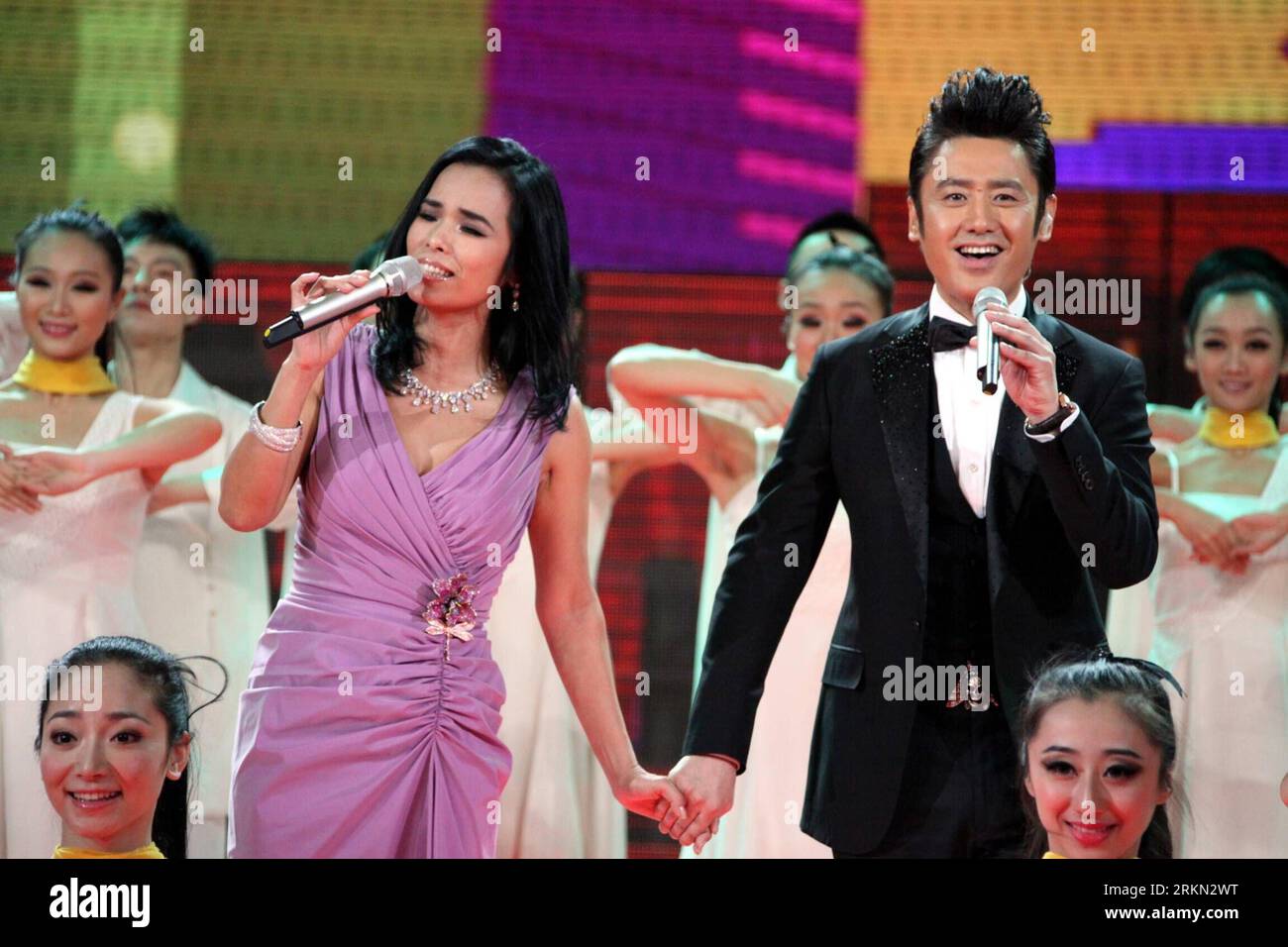 Bildnummer: 56944275 Datum: 22.01.2012 Copyright: imago/Xinhua (120122) -- PECHINO, 22 gennaio 2012 (Xinhua) -- l'attore Wu Xiubo e il cantante Wei Wei si esibiscono durante una prova della serata di gala del Festival di Primavera alla China Central Television (CCTV) a Pechino, capitale della Cina. La sera del 22 gennaio è stato presentato il gala annuale del Festival di Primavera (Capodanno lunare), un tradizionale fulcro delle celebrazioni per celebrare il festival più importante del paese. (Xinhua) (mcg) CHINA-BEIJING-CCTV-SPRING FESTIVAL GALA EVENING-REHEARSAL (CN) PUBLICATIONxNOTxINxCHN People Entertainment Musik Aktion S Foto Stock