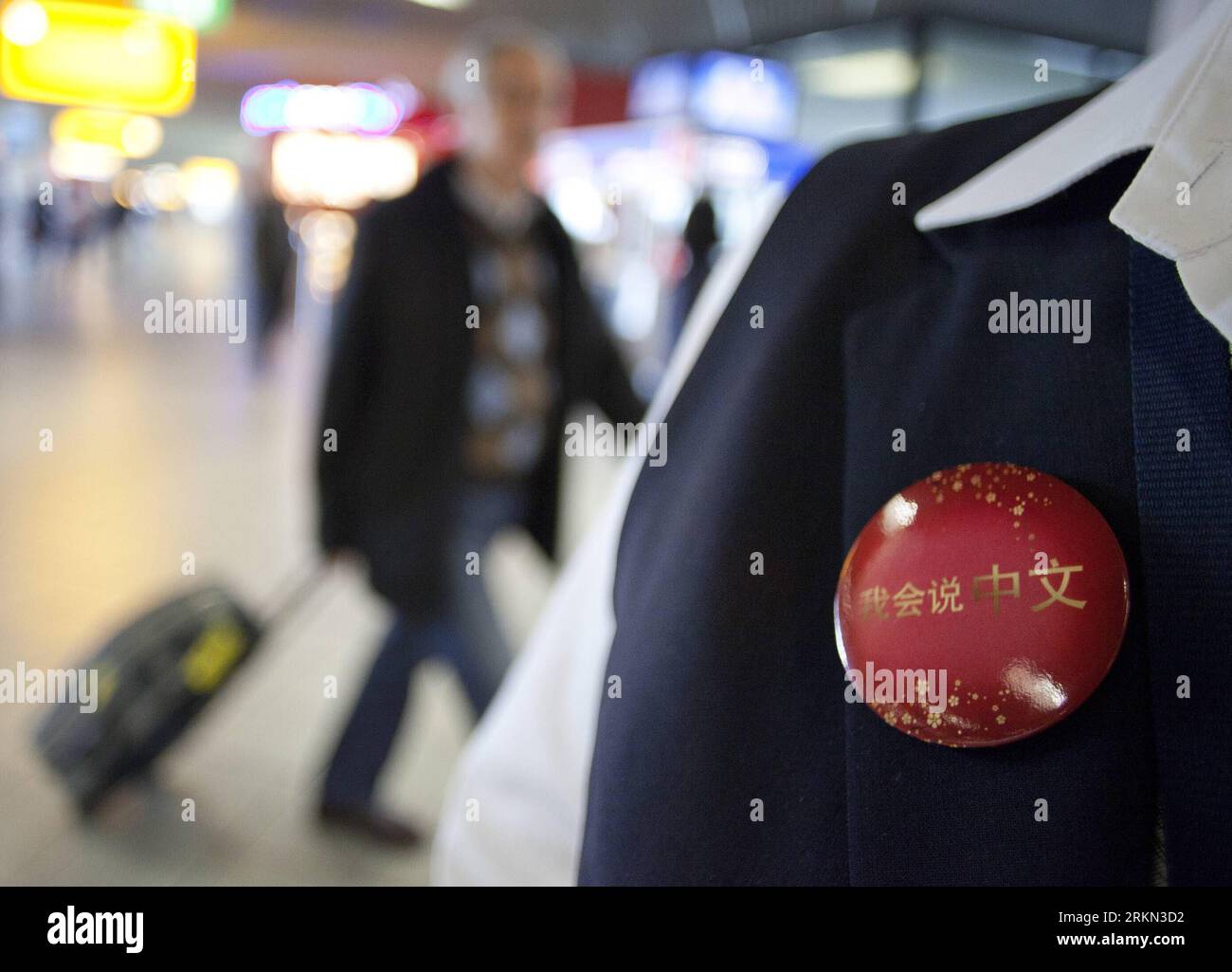 Bildnummer: 56947888 Datum: 23.01.2012 Copyright: imago/Xinhua (120124) -- AMSTERDAM, 24 gennaio 2012 (Xinhua) -- Un membro dello staff indossa un piccolo spillo, che dice i CAN Speak Chinese , all'aeroporto Schiphol di Amsterdam, Paesi Bassi, il 23 gennaio 2012. L'aeroporto di Schiphol ha lanciato un set di servizi in lingua cinese per accogliere i passeggeri cinesi e celebrare il Capodanno lunare cinese. (Xinhua/Rich Nederstigt)(zjl) PAESI BASSI-AMSTERDAM-SCHIPHOL AIRPORT-CHINESE SERVICE PUBLICATIONxNOTxINxCHN Gesellschaft Neujahr Neujahrsfest Frühlingsfest Fest x2x xst 2012 quer o0 Chinesische Schriftzeichen, Wi Foto Stock