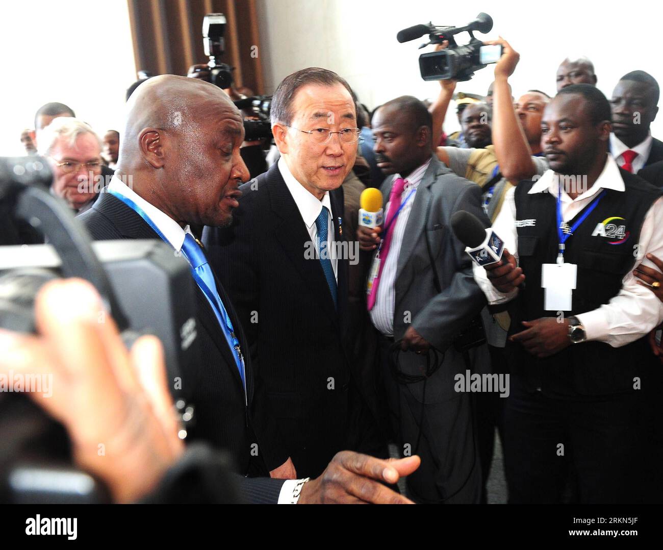 Bildnummer: 56987467 Datum: 30.01.2012 Copyright: imago/Xinhua (120130) -- ADDIS ABEBA, Jan. 30, 2012 (Xinhua) -- Segretario generale delle Nazioni Unite (ONU) Ban Ki-Moon (C) entra nella sede del vertice dell'Unione africana ad Addis Abeba, 30 gennaio 2012. Quando ha ricevuto un rapporto presentato lunedì dal gruppo di alto livello del Segretario generale delle Nazioni Unite sulla sostenibilità globale, Ban ha affermato che lo sviluppo sostenibile è una priorità assoluta per il suo secondo mandato come capo delle Nazioni Unite. La relazione contiene 56 raccomandazioni per mettere in pratica lo sviluppo sostenibile e integrarlo quanto prima nella politica economica. ( Foto Stock