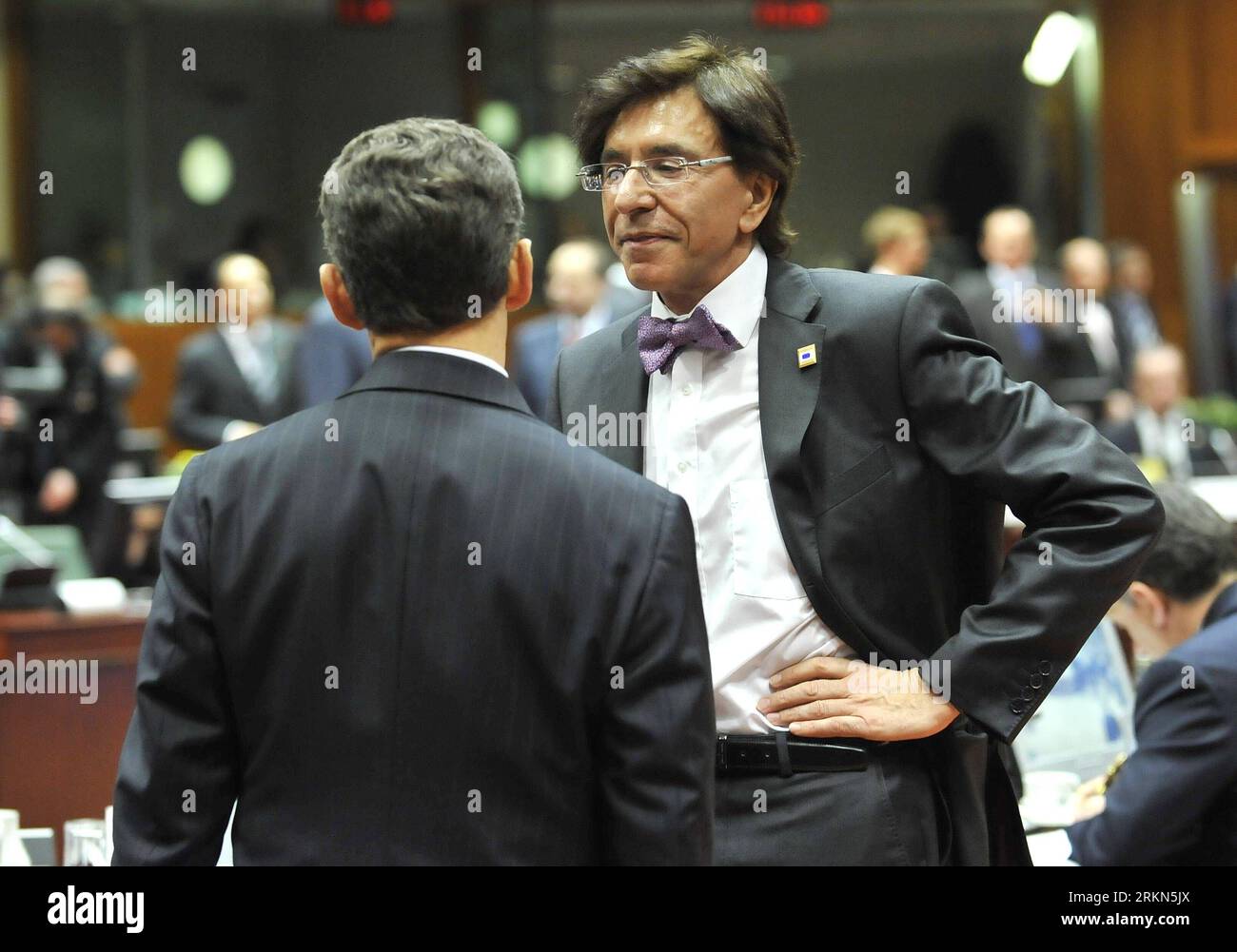 Bildnummer: 56987479 Datum: 30.01.2012 Copyright: imago/Xinhua (120130) - BRUXELLES, 30 gennaio 2012 (Xinhua) il primo ministro belga Elio di Rupo (R) parla con il presidente francese Nicolas Sarkozy durante il vertice informale dell'UE presso la sede centrale dell'UE a Bruxelles, capitale del Belgio, 30 gennaio 2012. I leader dell'UE si sono riuniti qui lunedì per mettere a punto il patto fiscale per una disciplina di bilancio più rigorosa. Si prevede inoltre che si concentrino su come stimolare la crescita e creare più posti di lavoro per i giovani.(Xinhua/Wu Wei)(yt) BELGIO-UE-SUMMIT PUBLICATIONxNOTxINxCHN People Politik xda x0x premiumd Konferenz 2012 Foto Stock