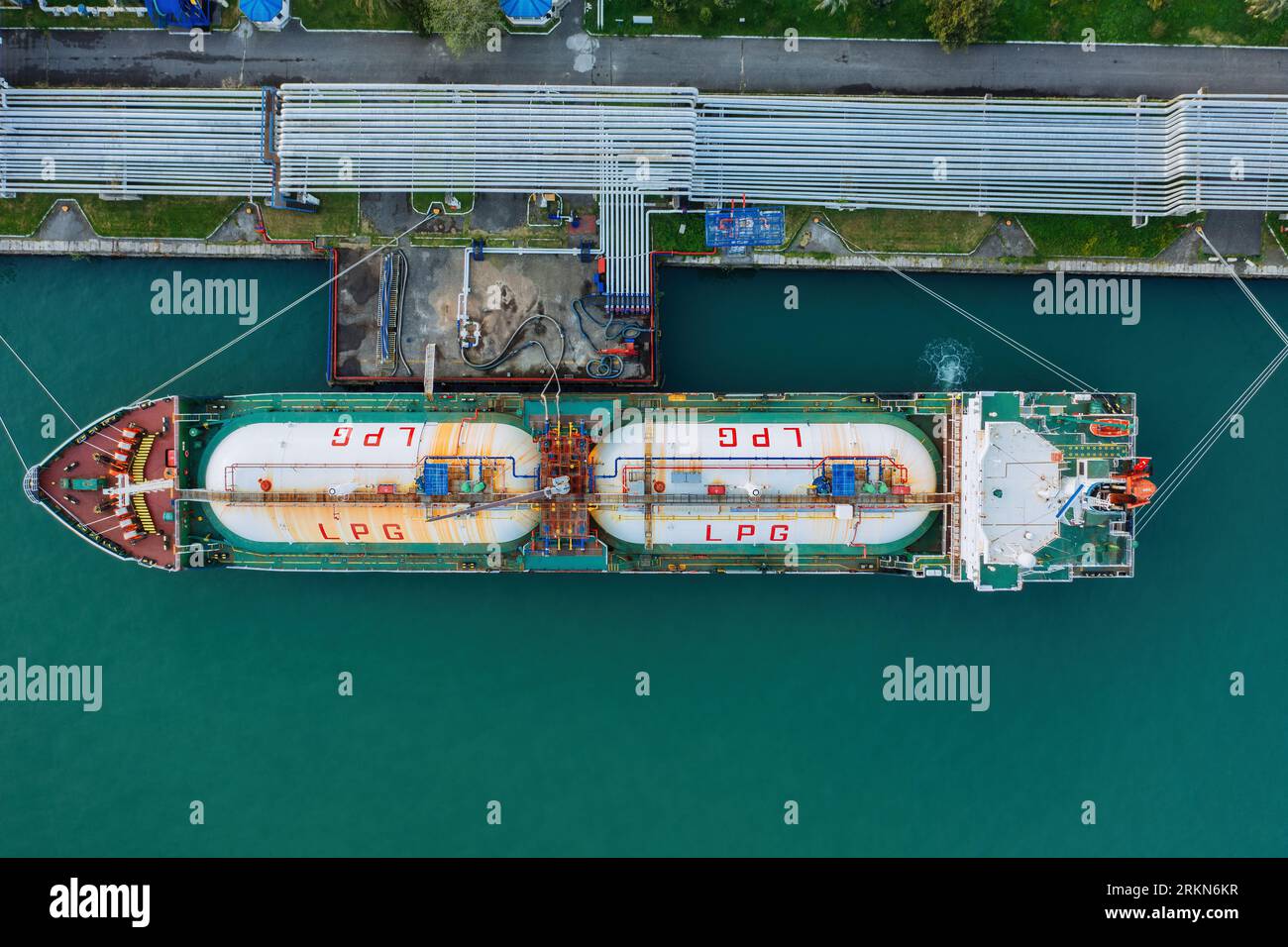 Spedire la nave cisterna con GPL. Processo di carico della petroliera, vista aerea del drone Foto Stock