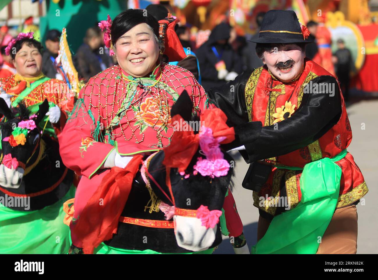 Bildnummer: 57021725 Datum: 06.02.2012 Copyright: imago/Xinhua (120206) -- HOHHOT, 6 febbraio 2012 (Xinhua) -- i cittadini eseguono la danza Yangko su una piazza per celebrare il Festival delle Lanterne a Hohhot, capitale della regione autonoma della Mongolia interna della Cina settentrionale, 6 febbraio 2012. La Cina ha celebrato lunedì il suo tradizionale Festival delle Lanterne, che cade il 15° giorno del primo mese del calendario lunare cinese. Dal momento che il Festival delle Lanterne si tiene per celebrare la prima luna piena del nuovo anno lunare, i cinesi lo celebrano appiccando lanterne colorate, giocando e radunandosi con gli amici per mangiare dolcezza Foto Stock