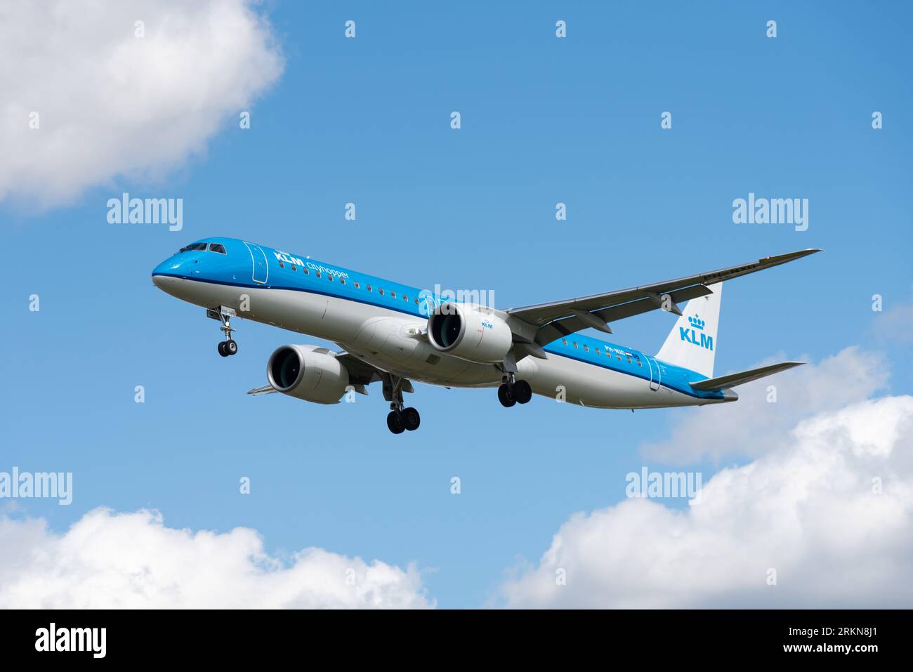 KLM Cityhopper Embraer 195-E2 aereo di linea PH-NXO in finale per atterrare all'aeroporto di Londra Heathrow, Regno Unito. Compagnia aerea regionale KLM. Nuovo jet Embraer 195-E2 Foto Stock