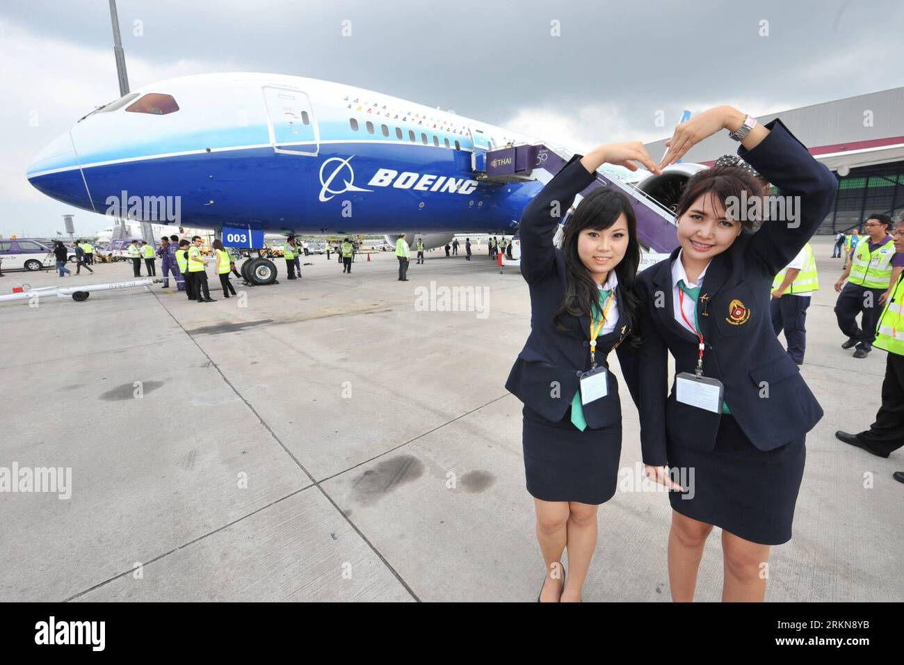 Bildnummer: 57042415 Datum: 09.02.2012 Copyright: imago/Xinhua (120209) -- BANGKOK, 9 febbraio 2012 (Xinhua) -- i membri dello staff si pongono per una foto di fronte a un aereo Boeing 787 all'aeroporto di Suvarnabhumi nella provincia di Samut-prakan, Thailandia, 9 febbraio 2012, dopo aver viaggiato per 12.358 chilometri senza scalo da Seattle, Washington, Stati Uniti. L'aereo Boeing 787 ha visitato la Thai Airways International giovedì e visiterà Singapore dall'11 al 18 febbraio 2012 presso la Singapore Airlines e sarà esposto al Singapore Airshow. (Xinhua/Rachen Sageamsak) (msq) THAILANDIA-BOEING-787 PUBLICATIONxN Foto Stock