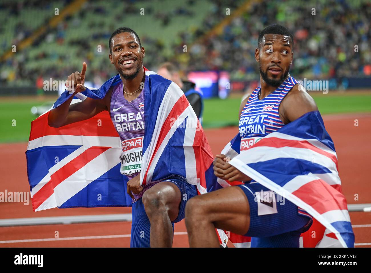 Zharnel Hughes (medaglia d'oro), Nethaneel Mitchell-Blake (medaglia d'argento), dalla Gran Bretagna, 200m finale. Campionati europei di Monaco 2022 Foto Stock