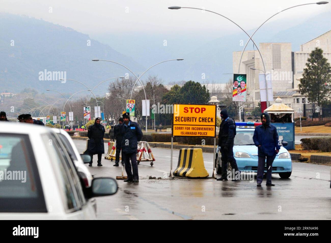 Bildnummer: 57063154 Datum: 13.02.2012 Copyright: imago/Xinhua (120213) -- ISLAMABAD, 13 febbraio 2012 (Xinhua) -- i poliziotti pakistani fermano i veicoli in un check point a Islamabad, capitale del Pakistan, il 13 febbraio 2012. La sicurezza è in allerta prima dell'udienza del primo Ministro pakistano alla Corte Suprema. La Corte Suprema del Pakistan ha accusato il primo ministro pakistano Yousuf Raza Gilani di aver violato la corte lunedì per non aver rispettato gli ordini del tribunale di scrivere una lettera ai tribunali svizzeri contro il presidente pakistano Asif Ali Zardari. (Xinhua/Ahmad Kamal) PAKISTAN-ISLAMABAD-SECURITY PUBLICATI Foto Stock