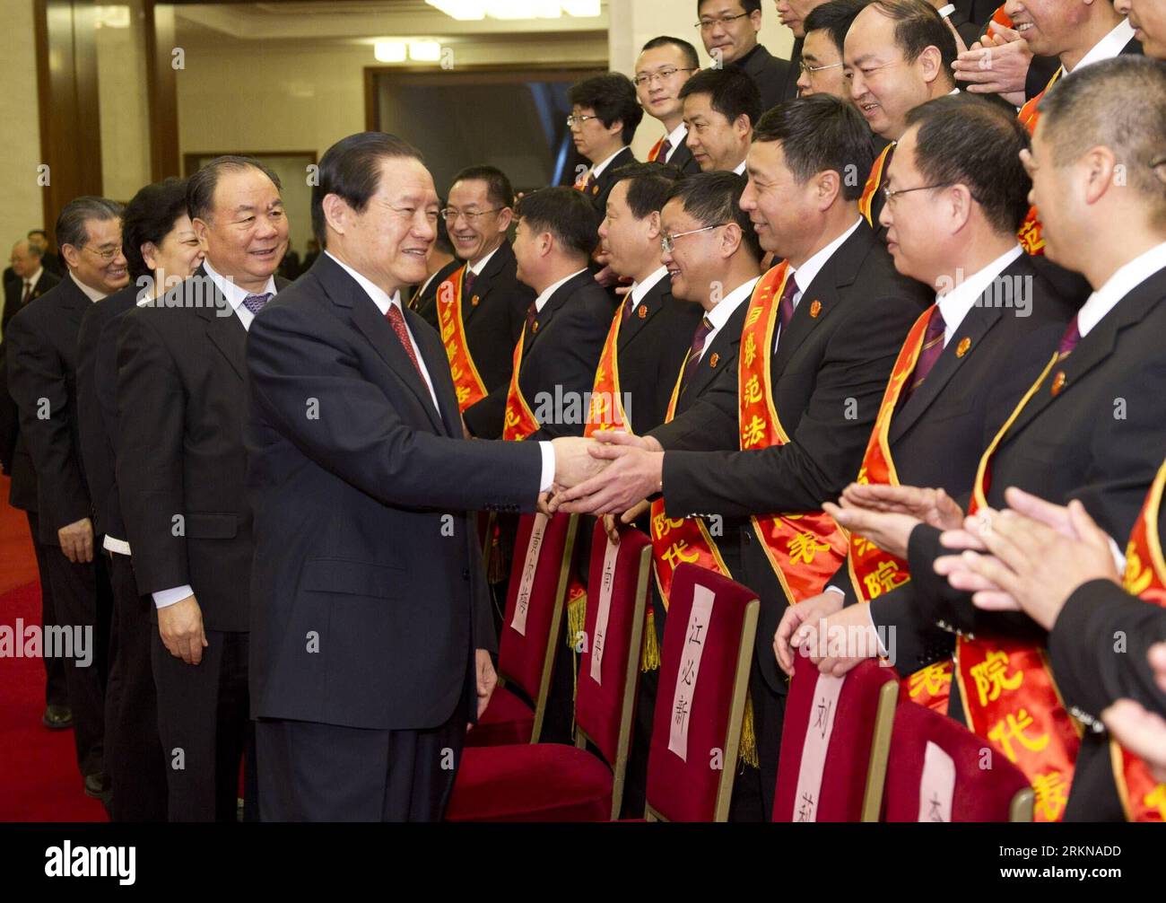 Bildnummer: 57064840 Datum: 13.02.2012 Copyright: imago/Xinhua (120213) -- PECHINO, 13 febbraio 2012 (Xinhua) -- Zhou Yongkang (L, fronte), un membro del comitato permanente dell'ufficio politico del comitato centrale del Partito comunista cinese (PCC) e segretario del comitato per gli affari politici e legislativi del comitato centrale del PCC, stringe la mano ai rappresentanti prima di una funzione che si tiene ogni quattro anni per onorare i tribunali e i giudici a Pechino, capitale della Cina, 13 febbraio 2012. (Xinhua/Huang Jingwen) (ljh) CHINA-BEIJING-ZHOU YONGKANG-FUNCTION (CN) PUBLICATIONxNOTxINxCHN People po Foto Stock