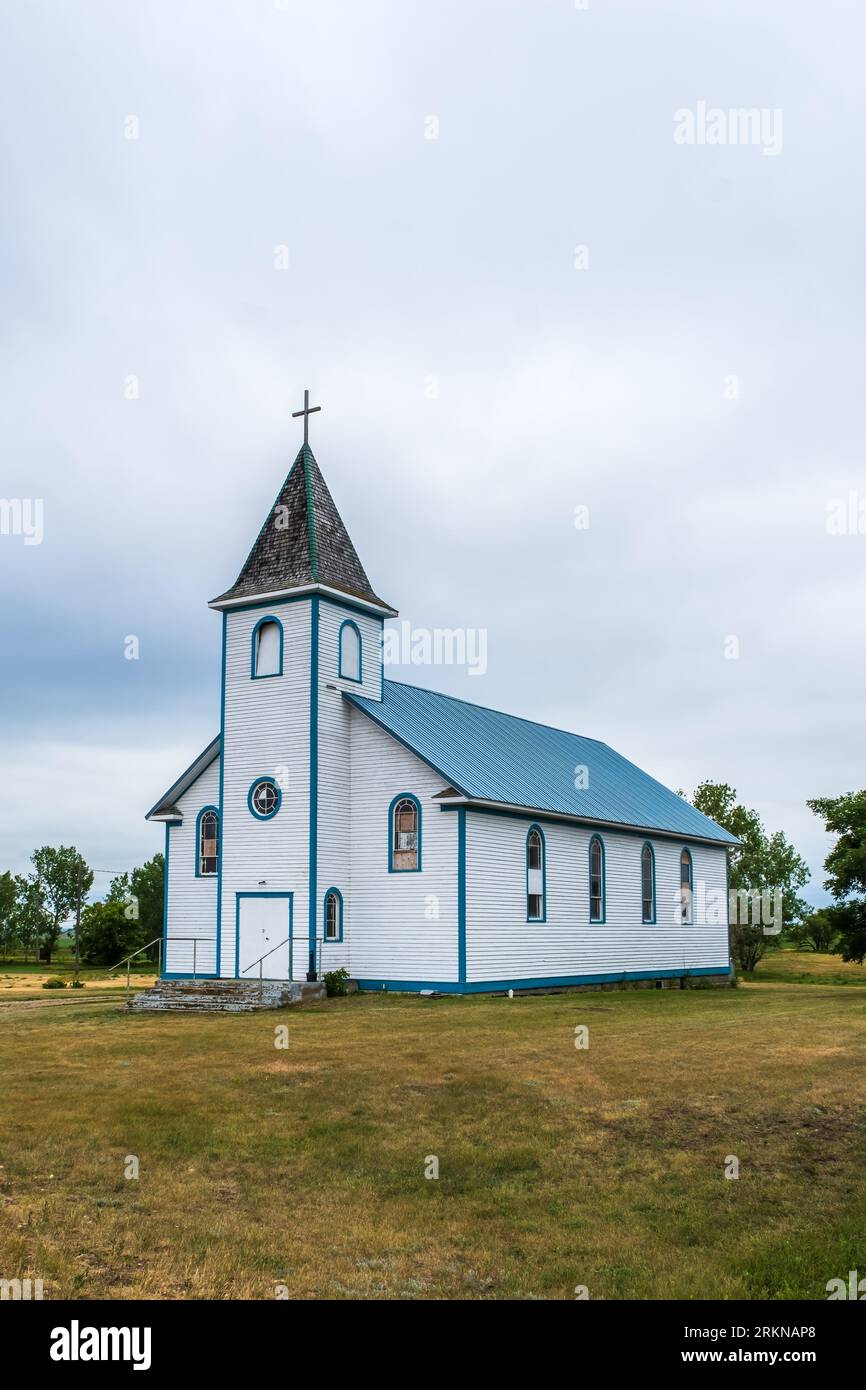 La vecchia chiesa si trova inutilizzata e abbandonata nella città di Horizon Saskatchewan. Foto Stock