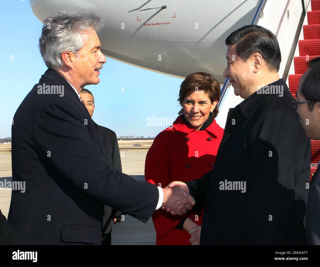 120213 -- WASHINGTON, 13 febbraio 2012 Xinhua -- il Vice Presidente cinese Xi Jinping 2nd R viene accolto dal Vice Segretario di Stato americano William Burns L al suo arrivo a Washington, capitale degli Stati Uniti, 13 febbraio 2012. XI Jinping è arrivato a Washington lunedì pomeriggio, dando il via alla sua visita ufficiale negli Stati Uniti. Xinhua/LAN Hongguang U.S.-CHINA-XI JINPING-VISIT-ARRIVAL PUBLICATIONxNOTxINxCHN Foto Stock