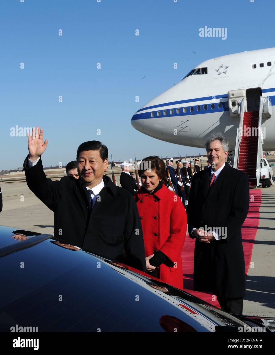 Bildnummer: 57066992 Datum: 13.02.2012 Copyright: imago/Xinhua (120213) -- WASHINGTON, 13 febbraio 2012 (Xinhua) -- il vicepresidente cinese Xi Jinping (fronte) dà il benvenuto al Vice Segretario di Stato degli Stati Uniti William Burns (1st R) al suo arrivo a Washington, capitale degli Stati Uniti, 13 febbraio 2012. XI Jinping è arrivato a Washington lunedì pomeriggio, dando il via alla sua visita ufficiale negli Stati Uniti. (Xinhua/Liu Jiansheng) (Ly) U.S.-CHINA-XI JINPING-VISIT-ARRIVAL PUBLICATIONxNOTxINxCHN People Politik xjh x0x premiumd 2012 hoch 57066992 Data 13 02 2012 Copyright Imago XINHUA Foto Stock