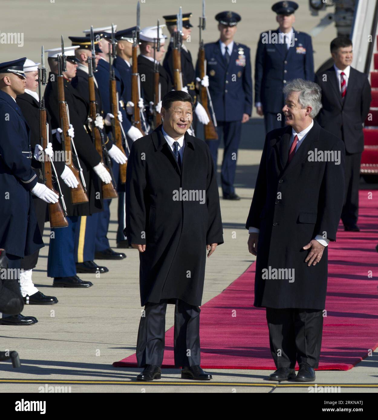 120213 -- WASHINGTON, 13 febbraio 2012 Xinhua -- Vice Presidente cinese Xi Jinping L, il fronte è accolto dal Vice Segretario di Stato degli Stati Uniti William Burns R, fronte al suo arrivo a Washington, capitale degli Stati Uniti, 13 febbraio 2012. XI Jinping è arrivato a Washington lunedì pomeriggio, dando il via alla sua visita ufficiale negli Stati Uniti. Xinhua/Zhang Jun Ly U.S.-CHINA-XI JINPING-VISIT-ARRIVAL PUBLICATIONxNOTxINxCHN Foto Stock