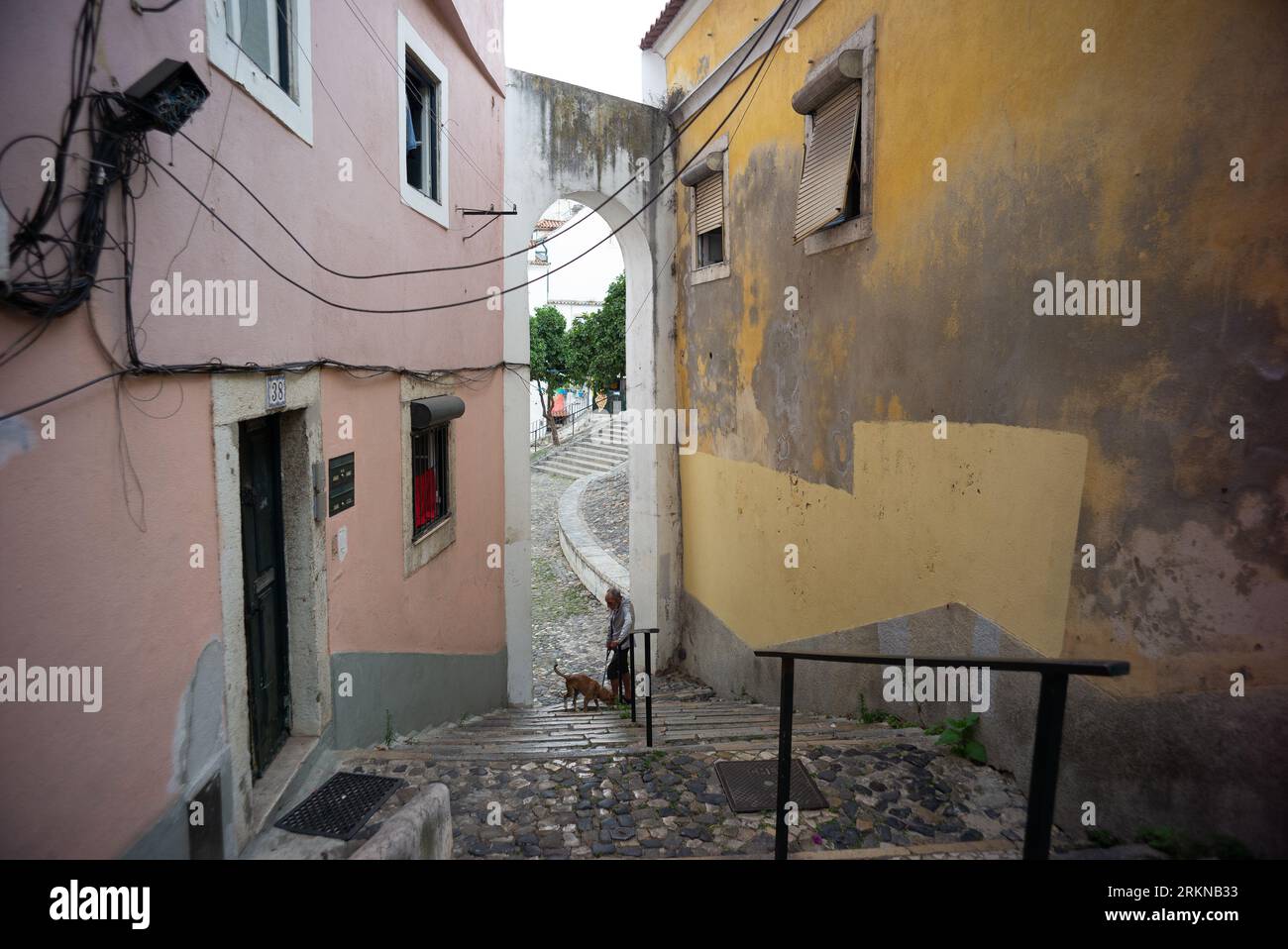 La vista delle strade del quartiere di Alfama è uno dei quartieri più antichi e turistici di Lisbona. 25 agosto 2023 Portogallo Foto Stock