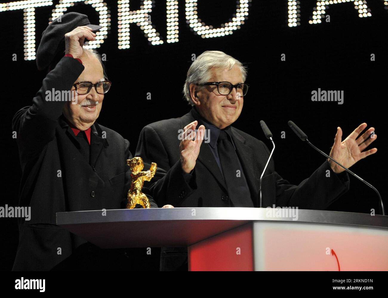 Bildnummer: 57088334 Datum: 18.02.2012 Copyright: imago/Xinhua (120218) -- BERLINO, 18 febbraio 2012 (Xinhua) -- i registi italiani Paolo Taviani (R) e Vittorio Taviani per il film Caesare Deve morire ( Caesar Must Die ) festeggiano dopo aver vinto il premio Orso d'Oro per il miglior film durante la cerimonia di premiazione al 62° festival cinematografico Berlinale di Berlino, capitale della Germania, il 18 febbraio 2012. (Xinhua/ma Ning) (yy) GERMANIA-BERLINALE FILM FESTIVAL-CERIMONIA DI PREMIAZIONE PUBLICATIONxNOTxINxCHN Kultur Entertainment People Film 62. Internationale Filmfestspiele Berlinale Berlin Preisträger xjh x1x 2012 Foto Stock