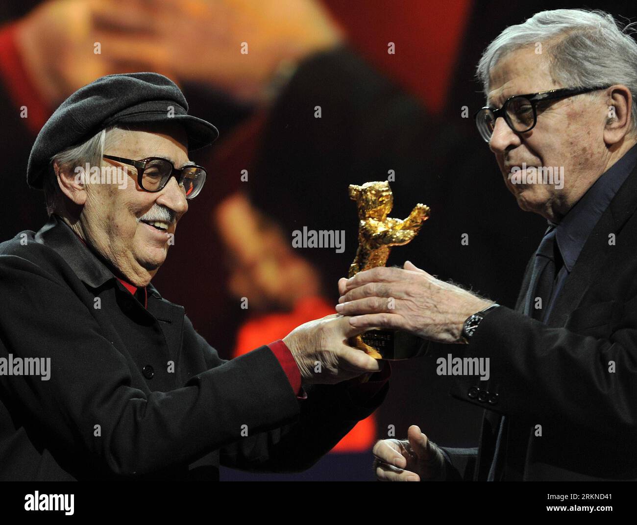 (120218) -- BERLINO, 18 febbraio 2012 (Xinhua) -- i registi italiani Paolo Taviani (R) e Vittorio Taviani per il film Caesare Deve morire ( Caesar Must Die ) hanno vinto il premio Orso d'Oro per il miglior film durante la cerimonia di premiazione al 62° Festival cinematografico Berlinale di Berlino, capitale della Germania, il 18 febbraio 2012. (Xinhua/ma Ning) (yy) GERMANIA-BERLINALE FILM FESTIVAL-CERIMONIA DI PREMIAZIONE PUBLICATIONxNOTxINxCHN Foto Stock