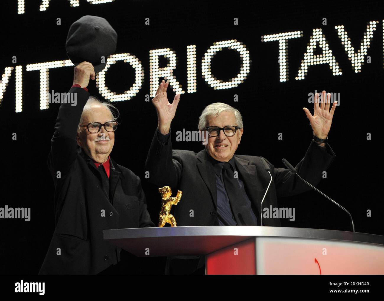 Bildnummer: 57088348 Datum: 18.02.2012 Copyright: imago/Xinhua (120218) -- BERLINO, 18 febbraio 2012 (Xinhua) -- i registi italiani Paolo Taviani (R) e Vittorio Taviani per il film Caesare Deve morire ( Caesar Must Die ) festeggiano dopo aver vinto il premio Orso d'Oro per il miglior film durante la cerimonia di premiazione al 62° festival cinematografico Berlinale di Berlino, capitale della Germania, il 18 febbraio 2012. (Xinhua/ma Ning) (yy) GERMANIA-BERLINALE FILM FESTIVAL-CERIMONIA DI PREMIAZIONE PUBLICATIONxNOTxINxCHN Kultur Entertainment People Film 62. Internationale Filmfestspiele Berlinale Berlin Preisträger xjh x1x 2012 Foto Stock