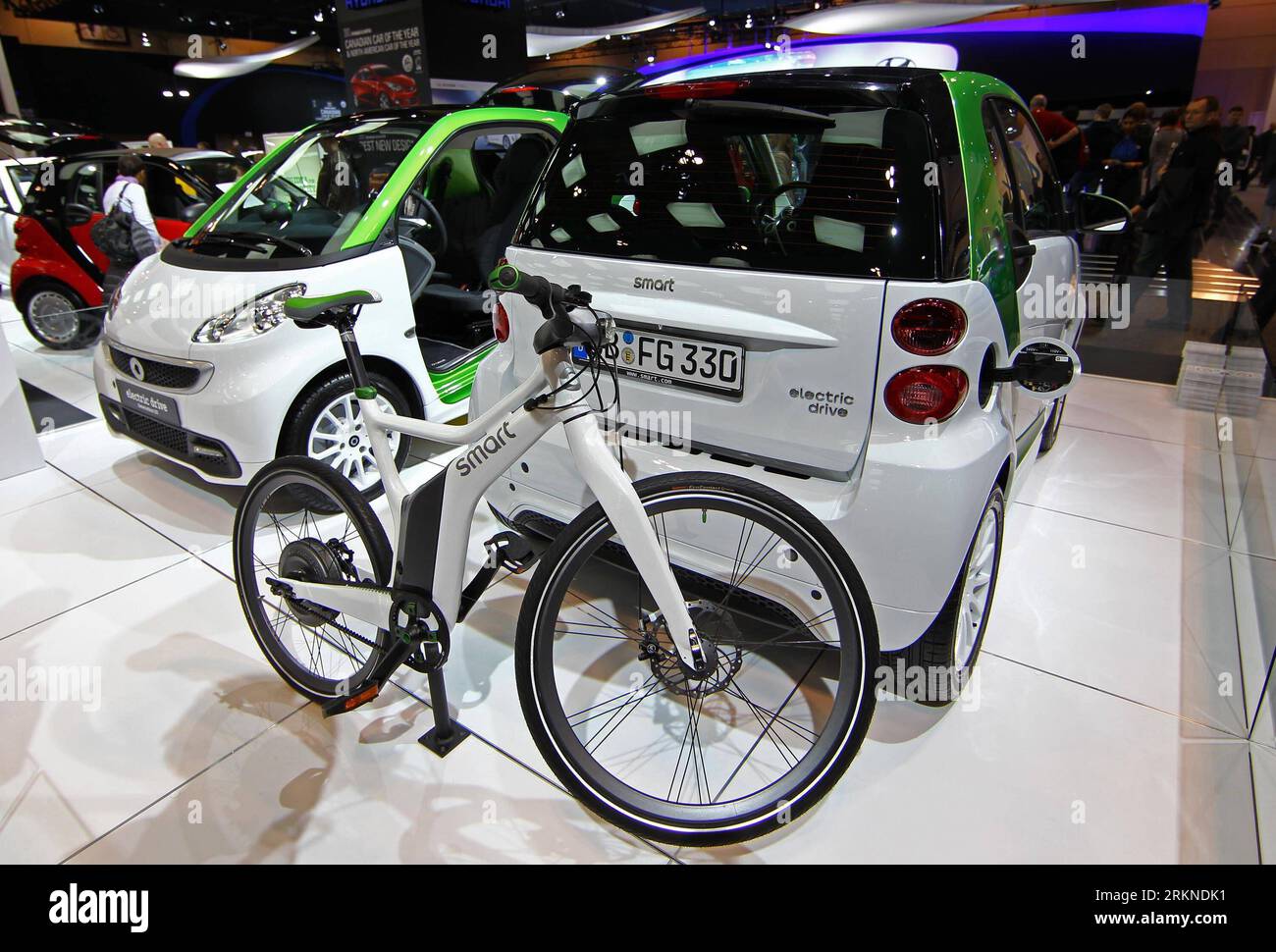 Bildnummer: 57094597 Datum: 20.02.2012 Copyright: imago/Xinhua (120221) -- TORONTO, 21 febbraio 2012 (Xinhua) -- le auto elettriche intelligenti sono in mostra al Canadian International Auto Show del 2012 a Toronto, Canada, 20 febbraio 2012. Durante il salone dell'auto di quest'anno è stata allestita una vetrina Eco-Drive, che comprende non solo ibridi convenzionali e plug-in, batterie o celle a combustibile, ma anche i più recenti progressi nel risparmio di combustibile. (Xinhua/Zou Zheng) CANADA-TORONTO-AUTO SHOW PUBLICATIONxNOTxINxCHN Wirtschaft Autoindustrie Messe Automesse Premiumd xbs x2x 2012 quer o0 drive, Fahrrad, Elektroauto Auto 57094597 DAT Foto Stock