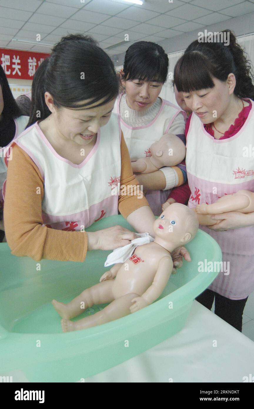 Bildnummer: 57095830 Datum: 21.02.2012 Copyright: imago/Xinhua (120221) -- JINAN, 21 febbraio 2012 (Xinhua) -- mi Mei (L) impara a fare il bagno al neonato in un centro di formazione per le pulizie a Jinan, capitale della provincia dello Shandong della Cina orientale, 21 febbraio 2012. Con l'arrivo del baby boom nell'anno cinese del drago, l'offerta di bambine è scesa al di sotto della domanda nella provincia di Shandong. Molte scuole di pulizia hanno iniziato a fornire corsi di formazione professionali per coloro che vogliono cercare un lavoro nella cura del confinamento e nella babysitter. (Xinhua/Zhang Zhenxiang) (zgp) CHINA-JINAN-NANNY-TRAINING-BABY BOOM (CN) PUBLICATIONxN Foto Stock