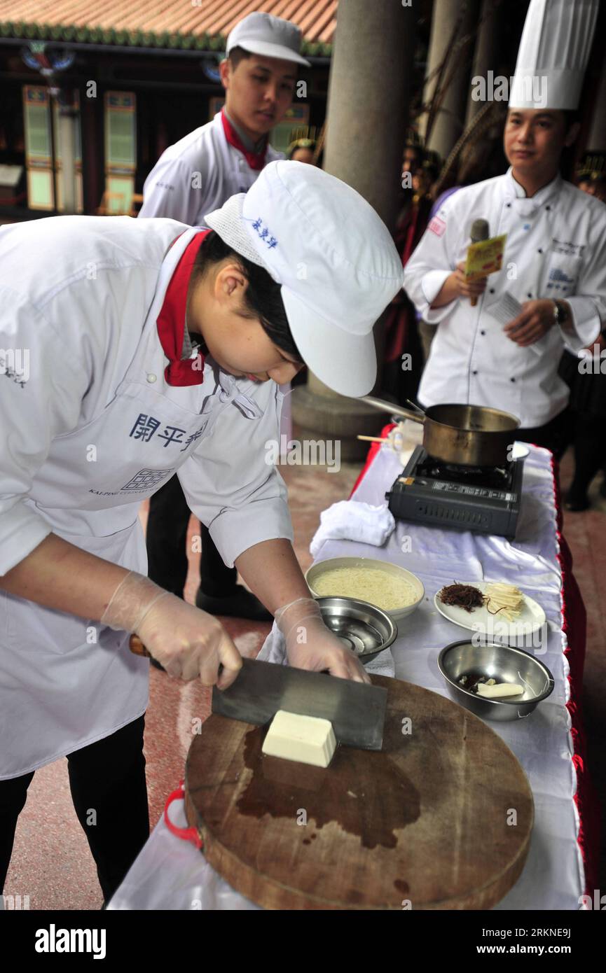 Bildnummer: 57101867 Datum: 23.02.2012 Copyright: imago/Xinhua (120223) -- TAIPEI, 23 febbraio 2012 (Xinhua) -- gli chef mostrano come cucinare la zuppa di Tofu servita in primavera sacrificando la cerimonia per Confucio durante una prova nel Tempio di Confucio a Taipei, Taiwan, 23 febbraio 2012. La cerimonia si terrà il 26 febbraio nel Tempio di Taipei Confucio. (Xinhua/Wu Ching-teng) (llp) CHINA-TAIPEI-CONFUCIO TEMPLE-SPRING SACRIFICE-PROVE (CN) PUBLICATIONxNOTxINxCHN Gesellschaft Tradition xda x2x 2012 hoch o0 Food, Tofu Suppe, Tofusuppe, zubereitung o00 Konfuzius, KONFUZIANISMUS, Religi Foto Stock