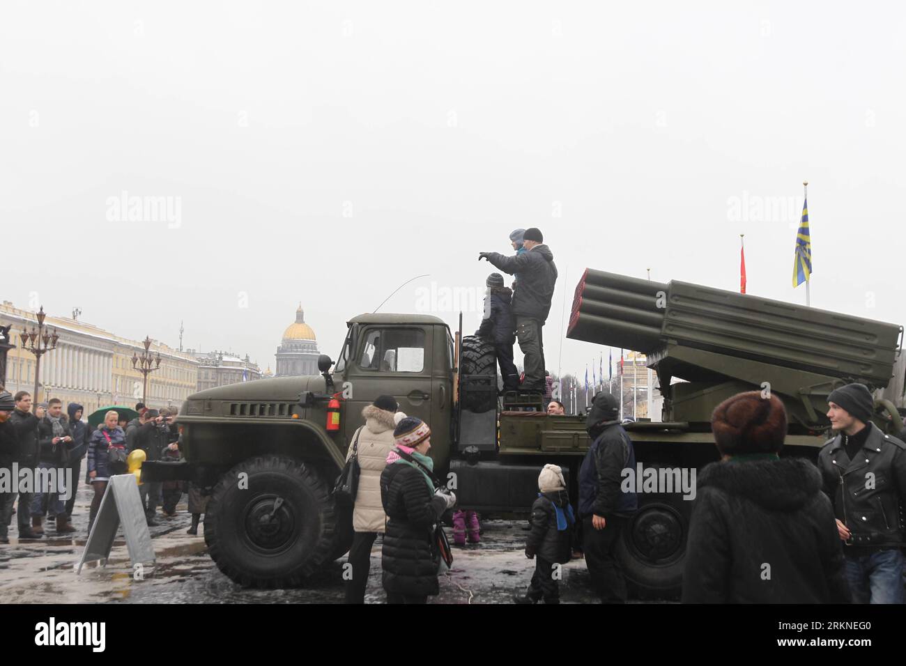 Bildnummer: 57103090 Datum: 23.02.2012 Copyright: imago/Xinhua (120223) -- ST. PETERSBURG, 23 febbraio 2012 (Xinhua) -- visita uno spettacolo di braccio per celebrare la Festa dei difensori della Patria a St Pietroburgo, Russia, 23 febbraio 2012. (Xinhua/Lu Jinbo) (zx) RUSSIA-ST. PIETROBURGO-DIFENSORI DELLA GIORNATA PATRIA PUBLICATIONxNOTxINxCHN Gesellschaft Tag der Verteidiger des Vaterlandes Milität Waffen xda x0x 2012 quer 57103090 Data 23 02 2012 Copyright Imago XINHUA San Pietroburgo 23 febbraio 2012 XINHUA Visit to Poor Show to Mark Defenders of the Fatherland Day in St Petersburg Russia 23 febbraio 2012 XINHUA Lu Jinbo Z Foto Stock