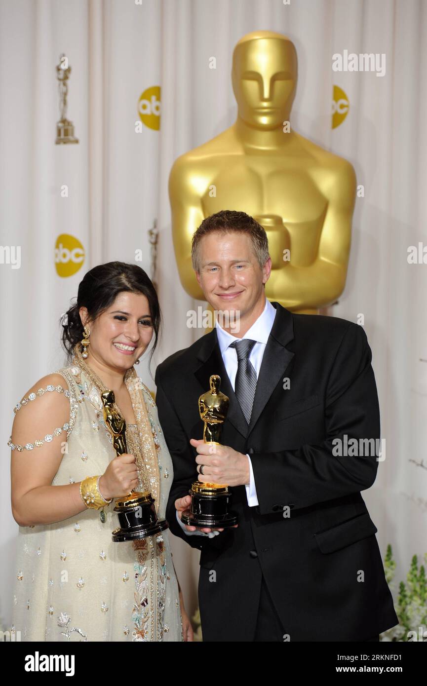 Bildnummer: 57111288 Datum: 26.02.2012 Copyright: imago/Xinhua (120227) -- HOLLYWOOD, Feb. 26, 2012 (Xinhua) -- Daniel Junge (R) e Sharmeen Obaid-Chinoy, vincitori degli Oscar per il miglior cortometraggio documentario per il film Saving Face , posa dietro le quinte agli Oscar 84th Annual Academy Awards a Hollywood, California, Stati Uniti, Feb. 26, 2012. (Xinhua/Yang lei) (msq) U.S.-HOLLYWOOD-OSCAR-VINCITORI PUBLICATIONxNOTxINxCHN Kultur Entertainment People Film 84. Oscar Oscar Oscar Oscar Hollywood Preisträger premiumd xsp x0x 2012 hoch 57111288 Data 26 02 2012 Copyright Imago XINHUA Hollyw Foto Stock