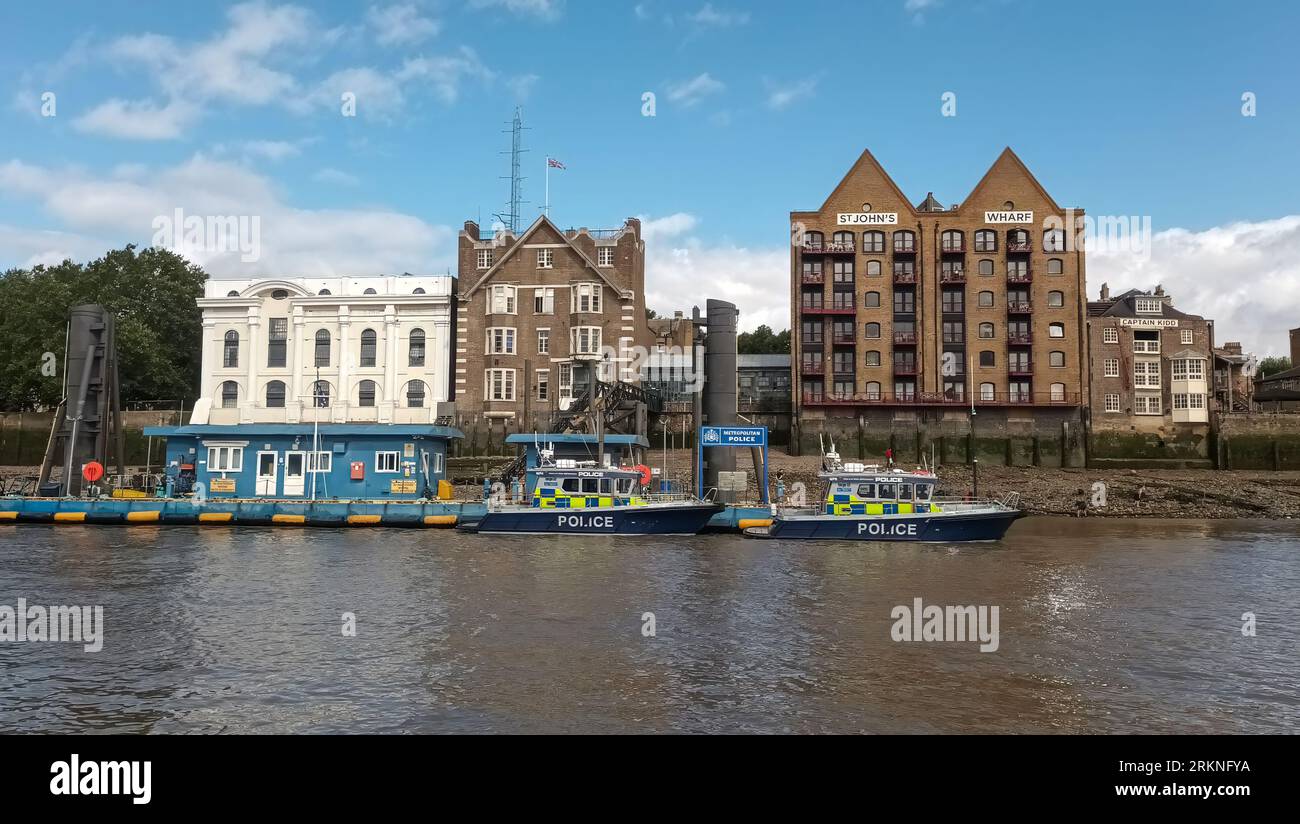 Barche della polizia ormeggiate sul Tamigi a Londra, Regno Unito Foto Stock