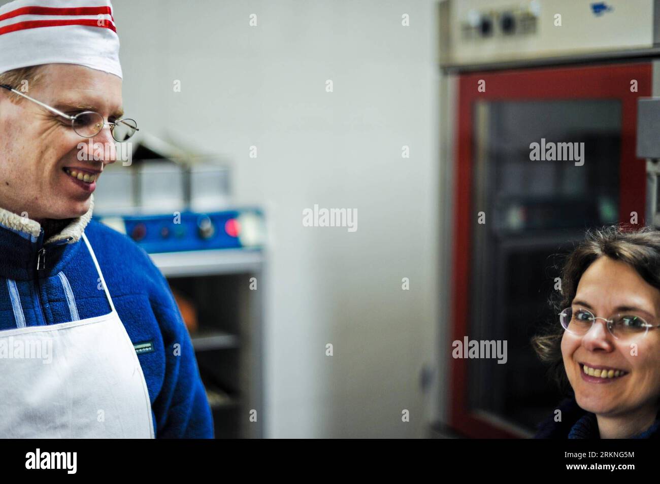 Bildnummer: 57119982 Datum: 26.02.2012 Copyright: imago/Xinhua (120228) -- CHANGSHA, Feb. 28, 2012 (Xinhua) -- Uwe Brutzer (L) guarda sua moglie Dorothee Brutzer alla loro Bakery Bach a Changsha, capitale della provincia di Hunan della Cina centrale, 8 febbraio 2012. La panetteria Bach si trova nel viale Xiangchun di Changsha. Il piccolo panificio con decorazioni squisite è rinomato nelle zone vicine per il suo proprietario straniero di 41 anni e per i suoi dipendenti sordi. Il proprietario Uwe Brutzer e sua moglie Dorothee Brutzer, originaria di Stoccarda, in Germania, vivono a Changsha da dieci anni. Per l'amore di CH Foto Stock