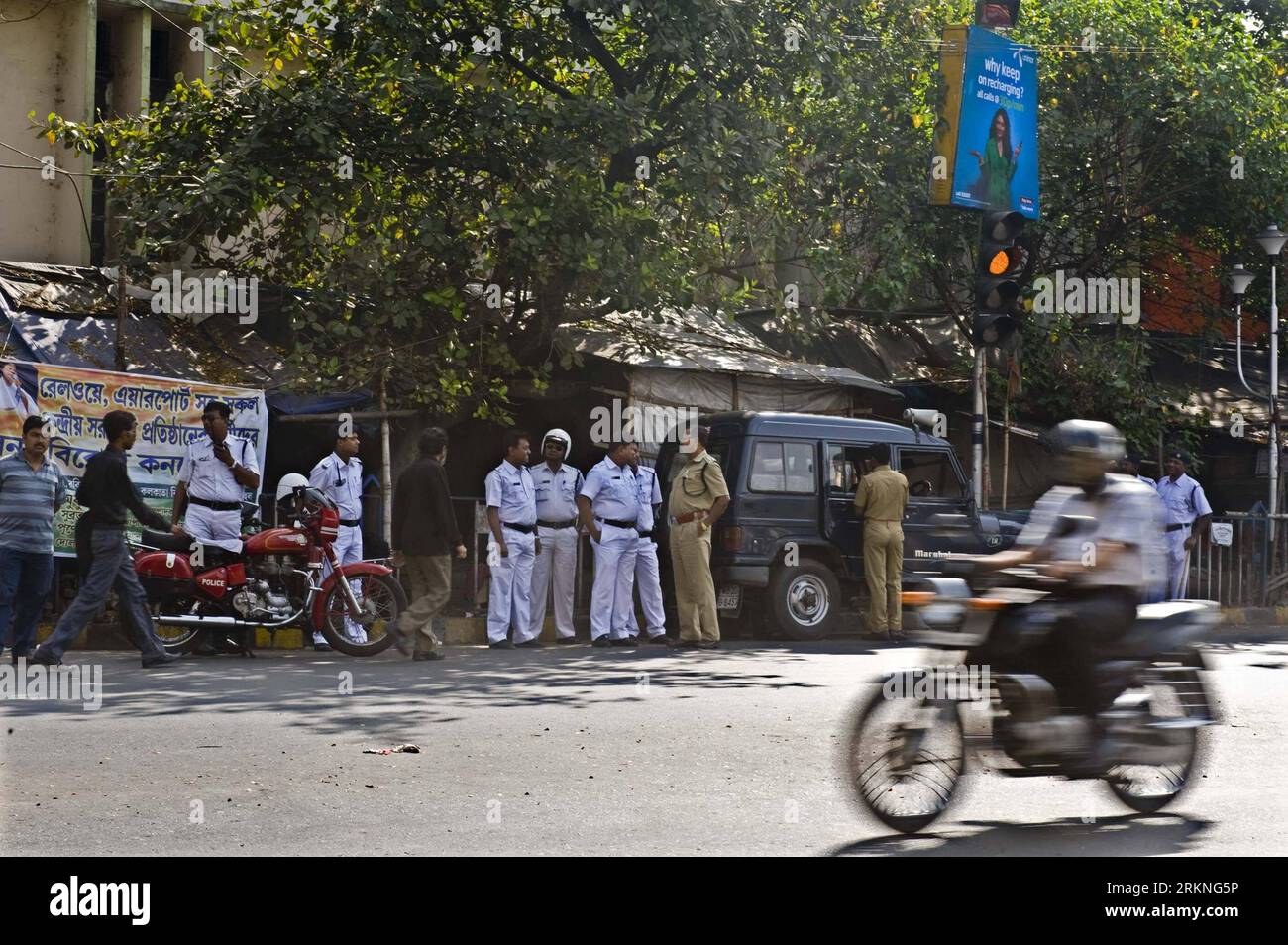 Bildnummer: 57119997 Datum: 28.02.2012 Copyright: imago/Xinhua (120228) -- CALCUTTA, Feb. 28, 2012 (Xinhua) -- i poliziotti indiani stanno di guardia in una strada durante uno sciopero industriale a Calcutta, capitale dello stato indiano orientale del Bengala Occidentale, il 28 febbraio 2012. I mercati, le banche e le fabbriche sono chiusi e il traffico è scarso nelle grandi città in tutta l'India durante lo sciopero, chiamato da undici grandi sindacati a protestare contro l'aumento dei prezzi e i salari minimi fissi per i lavoratori. (Xinhua/Tumpa Mondal) INDIA-CALCUTTA-STRIKE PUBLICATIONxNOTxINxCHN Wirtschaft Politik Streik xns x0x 2012 quer 57119997 DAT Foto Stock