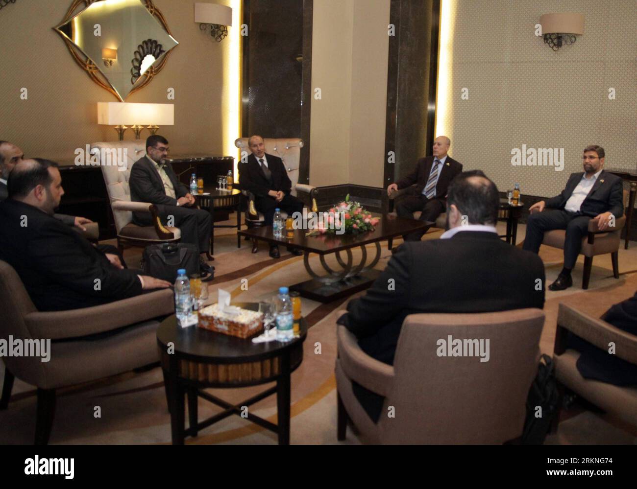 Bildnummer: 57119953 Datum: 28.02.2012 Copyright: imago/Xinhua (120228) -- TRIPOLI, Feb. 28, 2012 (Xinhua) -- il capo del Consiglio nazionale di transizione (NTC) al potere della Libia Mustafa Abdel Jalil (C) e altri membri dell'NTC si incontrano con i membri del Consiglio nazionale di transizione siriano e il capo della delegazione Imad al-DIN Rashid, a Tripoli, Libia, 28 febbraio 2012. (Xinhua/Hamza Turkia) LIBIA-TRIPOLI-SIRIA-MEETING PUBLICATIONxNOTxINxCHN People Politik Premiumd xns x0x 2012 quer 57119953 Data 28 02 2012 Copyright Imago XINHUA Tripoli Feb 28 2012 XINHUA Capo della Libia S ruling National Transitio Foto Stock