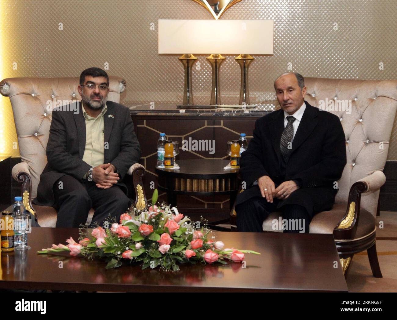 Bildnummer: 57119954 Datum: 28.02.2012 Copyright: imago/Xinhua (120228) -- TRIPOLI, Feb. 28, 2012 (Xinhua) -- Capo del Consiglio nazionale transitorio (NTC) Mustafa Abdel Jalil (R) incontra il capo della delegazione del Consiglio nazionale transitorio siriano Imad al-DIN Rashid, a Tripoli, Libia, 28 febbraio 2012. (Xinhua/Hamza Turkia) LIBIA-TRIPOLI-SIRIA-MEETING PUBLICATIONxNOTxINxCHN People Politik Premiumd xns x0x 2012 quer 57119954 Data 28 02 2012 Copyright Imago XINHUA Tripoli Feb 28 2012 XINHUA Capo del Consiglio Nazionale di transizione della Libia NTC Mustafa Abdel Jalil Foto Stock