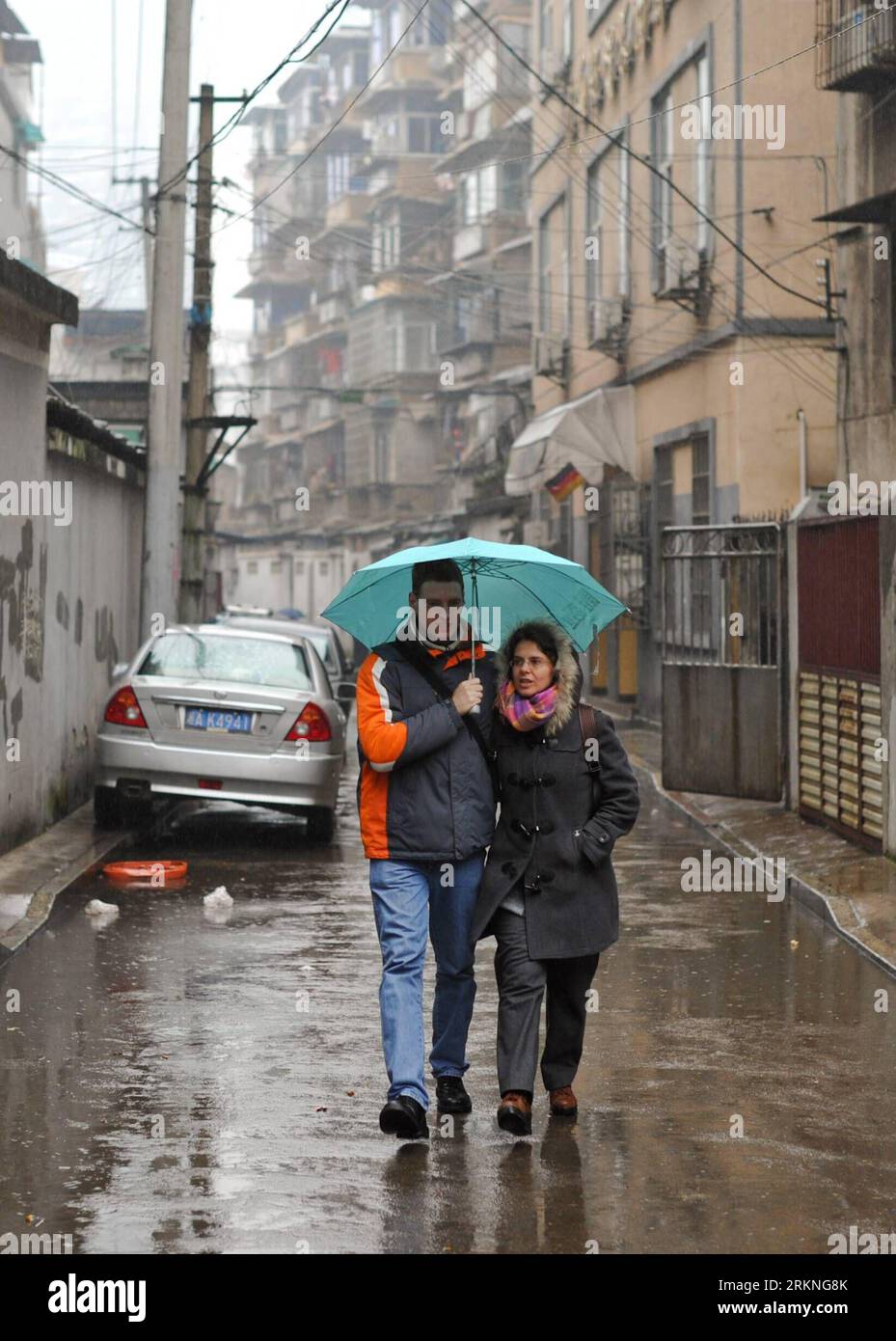 Bildnummer: 57119973 Datum: 26.02.2012 Copyright: imago/Xinhua (120228) -- CHANGSHA, Feb. 28, 2012 (Xinhua) -- Uwe Brutzer (L) e sua moglie Dorothee Brutzer Walk to a Rehabilitation training center in Changsha, capitale della provincia di Hunan della Cina centrale, 21 febbraio 2012. La panetteria Bach si trova nel viale Xiangchun di Changsha. Il piccolo panificio con decorazioni squisite è rinomato nelle zone vicine per il suo proprietario straniero di 41 anni e per i suoi dipendenti sordi. Il proprietario Uwe Brutzer e sua moglie Dorothee Brutzer, originaria di Stoccarda, in Germania, vivono a Changsha da dieci anni. Per Foto Stock