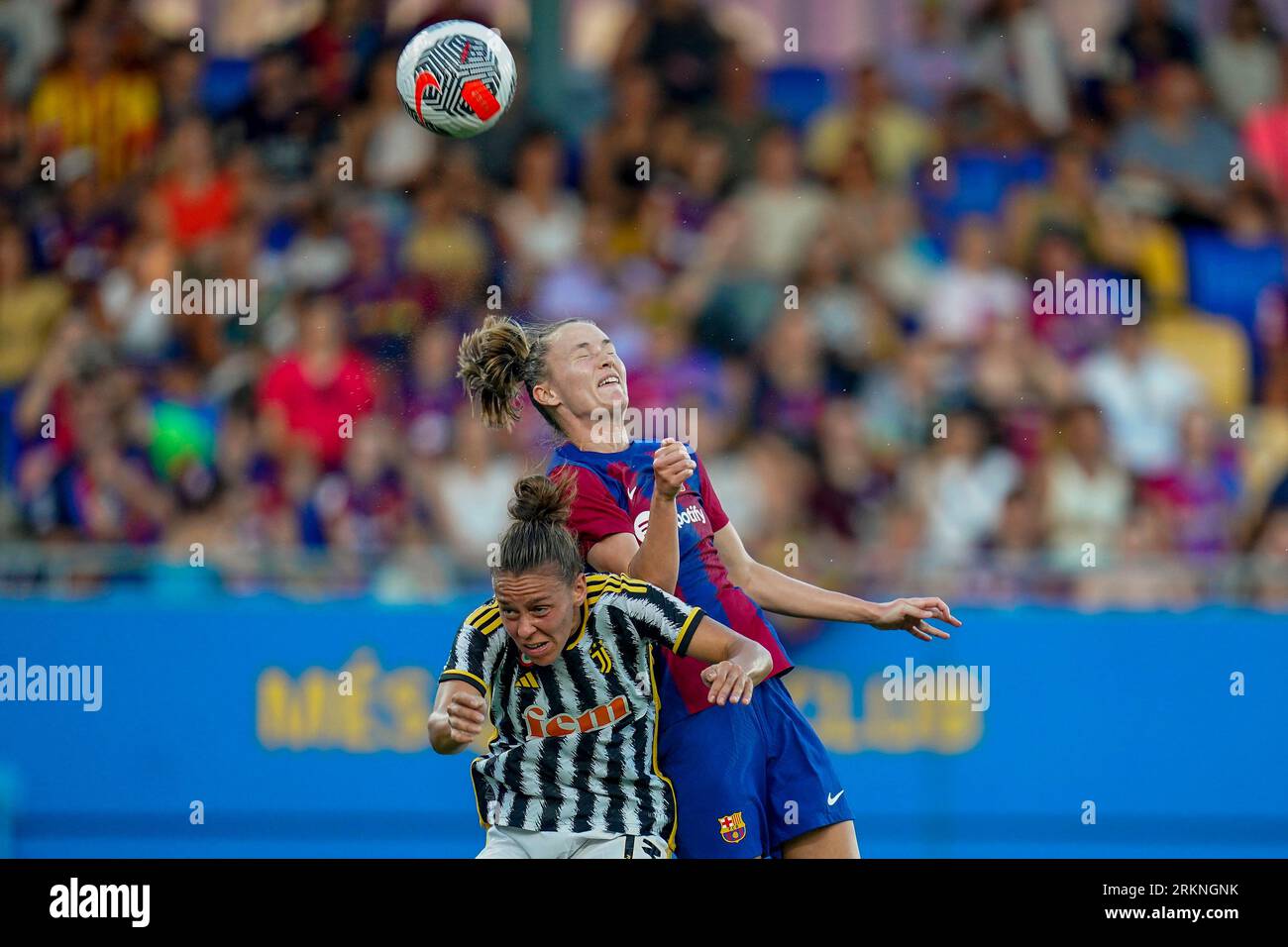 Barcellona, Spagna. 24 agosto 2023. Caroline Graham Hansen del FC Barcelona e Lisa Bonattin della Juventus durante l'amichevole pre-stagione, Joan Gamper Women's Trophy match tra FC Barcelona e Juventus ha giocato al Johan Cruyff Stadium il 24 agosto 2023 a Barcellona, in Spagna. (Foto di Alex Carreras/PRESSINPHOTO) crediti: PRESSINPHOTO SPORTS AGENCY/Alamy Live News Foto Stock