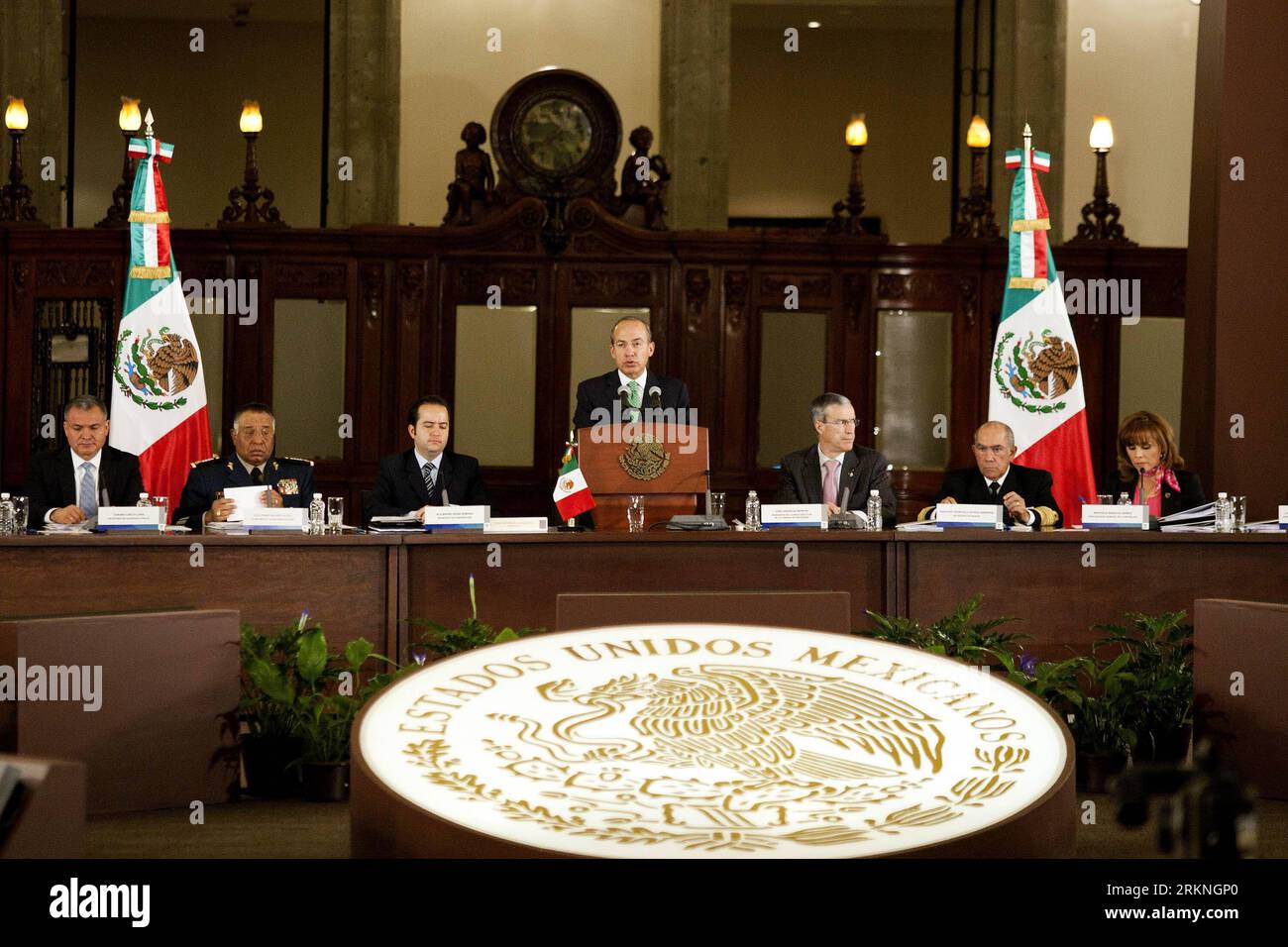Bildnummer: 57124553 Datum: 29.02.2012 Copyright: imago/Xinhua (120301) -- CITTÀ DEL MESSICO, 1 marzo 2012 (Xinhua) -- il presidente messicano Felipe Calderon (C) parla durante l'inizio della sessione ordinaria del 32 del Consiglio Nazionale della pubblica sicurezza (CNSP) al Palazzo Nazionale, a città del Messico, capitale del Messico, 29 febbraio 2012. Il CNSP discuterà il protocollo di sicurezza per le elezioni di luglio e esaminerà i progressi compiuti dagli Stati nella riduzione dell'incidenza della criminalità, secondo le relazioni ufficiali. (Xinhua/Claudio Cruz) (de) MESSICO-CITTÀ DEL MESSICO-CALDERON PUBLICATIONxNOTxINxCHN People Politik xjh Foto Stock