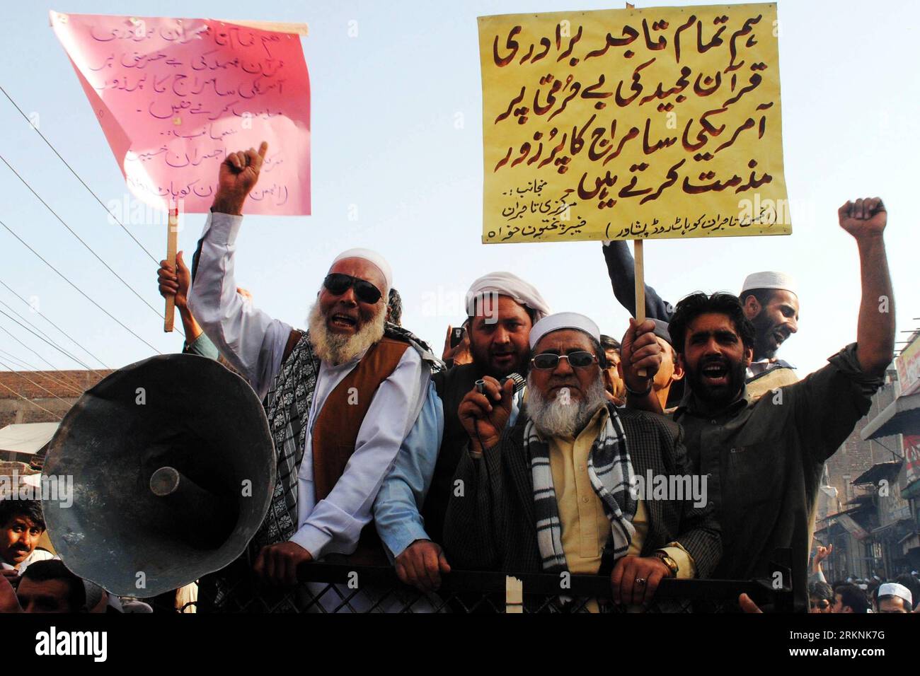 Bildnummer: 57240578 Datum: 06.03.2012 Copyright: imago/Xinhua (120306) -- PESAHWAR, 6 marzo 2012 (Xinhua) -- uomini d'affari pakistani gridano slogan durante una manifestazione di protesta contro gli Stati Uniti e la NATO per condannare l'incendio dei musulmani Holly libro Corano in Afghanistan, nel nord-ovest del Pakistan S Peshawar il 6 marzo 2012. (Xinhua/Umar Qayyum) PAKISTAN-PESAHWAR-PROTESTA-CORANO BRUCIA PUBLICATIONxNOTxINxCHN Gesellschaft Politik Protest Demo Corano Verbrennung Koranverbrennung x0x xst premiumd 2012 quer highlight 57240578 Data 06 03 2012 Copyright Imago XINHUA 6 marzo 2012 XINHUA Pakistani Foto Stock