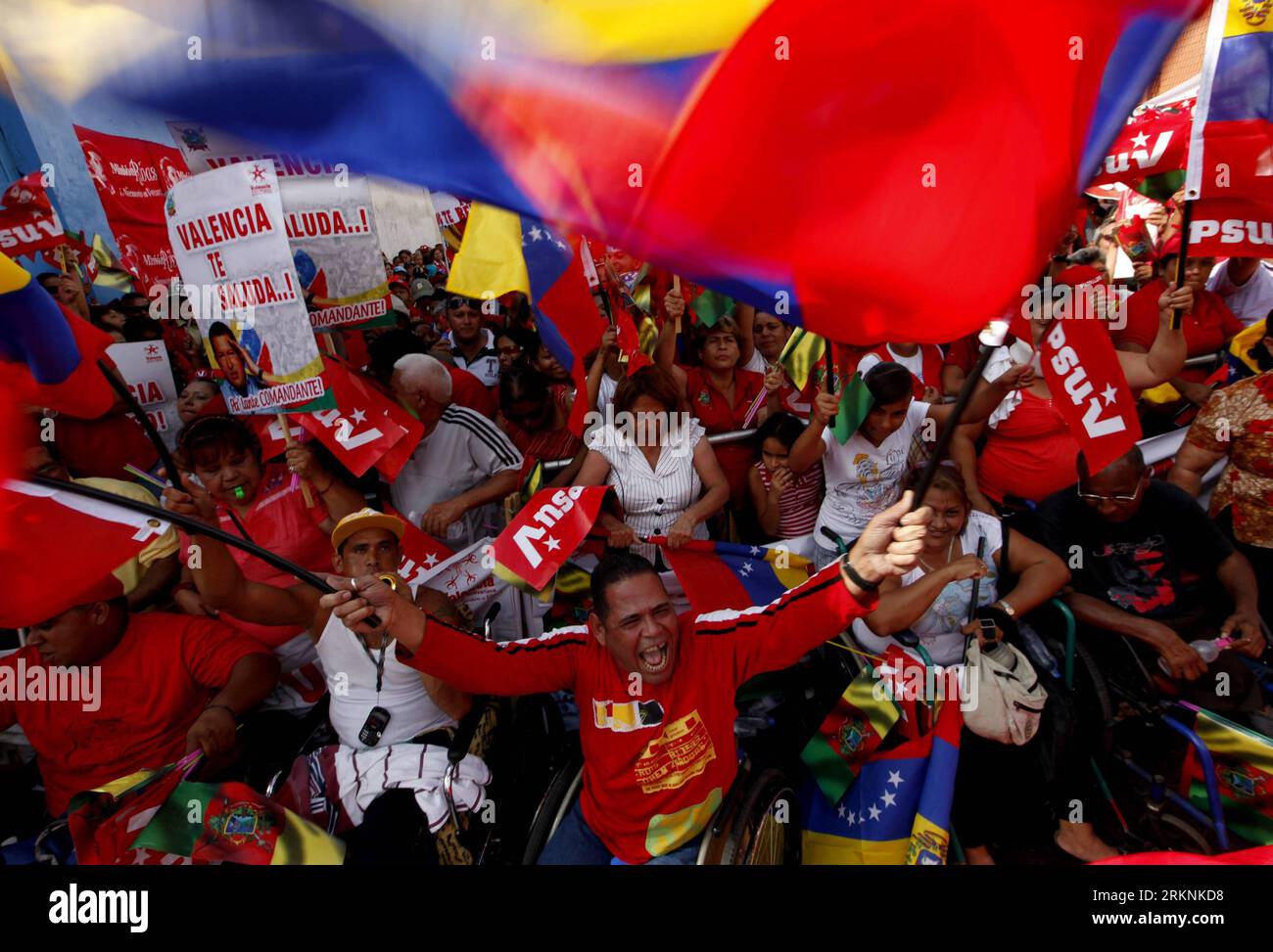 Bildnummer: 57252448 Datum: 06.03.2012 Copyright: imago/Xinhua (120307) -- GUACARA, 7 marzo 2012 (Xinhua) -- i sostenitori del presidente venezuelano Hugo Chavez partecipano durante una manifestazione tenuta dal Partito Socialista Unito del Venezuela, a Guacara, Venezuela, il 6 marzo 2012. Il presidente Chavez ha viaggiato il 24 febbraio all'avana per un nuovo intervento chirurgico per rimuovere una lesione da due centimetri situata nello stesso luogo in cui il 2011 giugno è stato rimosso un tumore tumorale più grande. (Xinhua/Juan Carlos Hernandez) (jh) (py) VENEZUELA-GUACARA-DEMONSTRATION-CHAVEZ PUBLICATIONxNOTxINxCHN Politik Anhänger Genesungswünsc Foto Stock