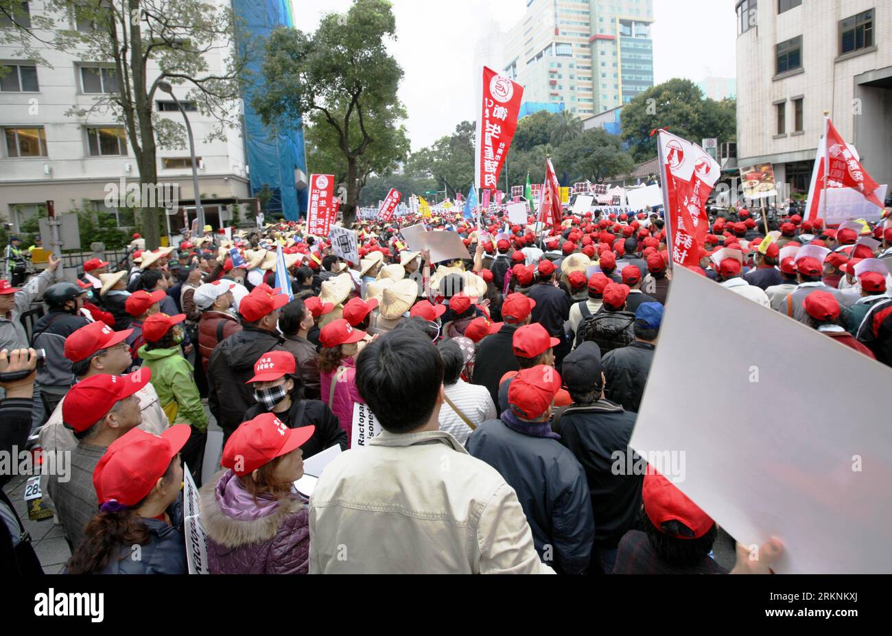 Bildnummer: 57287113 Datum: 08.03.2012 Copyright: imago/Xinhua (120308) -- TAIPEI, 8 marzo 2012 (Xinhua) -- migliaia di allevatori marciano per la strada per protestare contro le importazioni di carne bovina dagli Stati Uniti, a Taipei, sud-est della Cina, Taiwan, 8 marzo 2012. Giovedì si è tenuta una manifestazione contro un piano per revocare il divieto di importare carne di manzo statunitense contenente l'ormone della crescita ractopamina. (Xinhua/Gao Xueyu) (zgp) CINA-TAIPEI-PROTESTA-MANZO (CN) PUBLICATIONxNOTxINxCHN Gesellschaft xcb x0x 2012 quer 57287113 Data 08 03 2012 Copyright Imago XINHUA Taipei 8 marzo 2012 XINHUA thousa Foto Stock