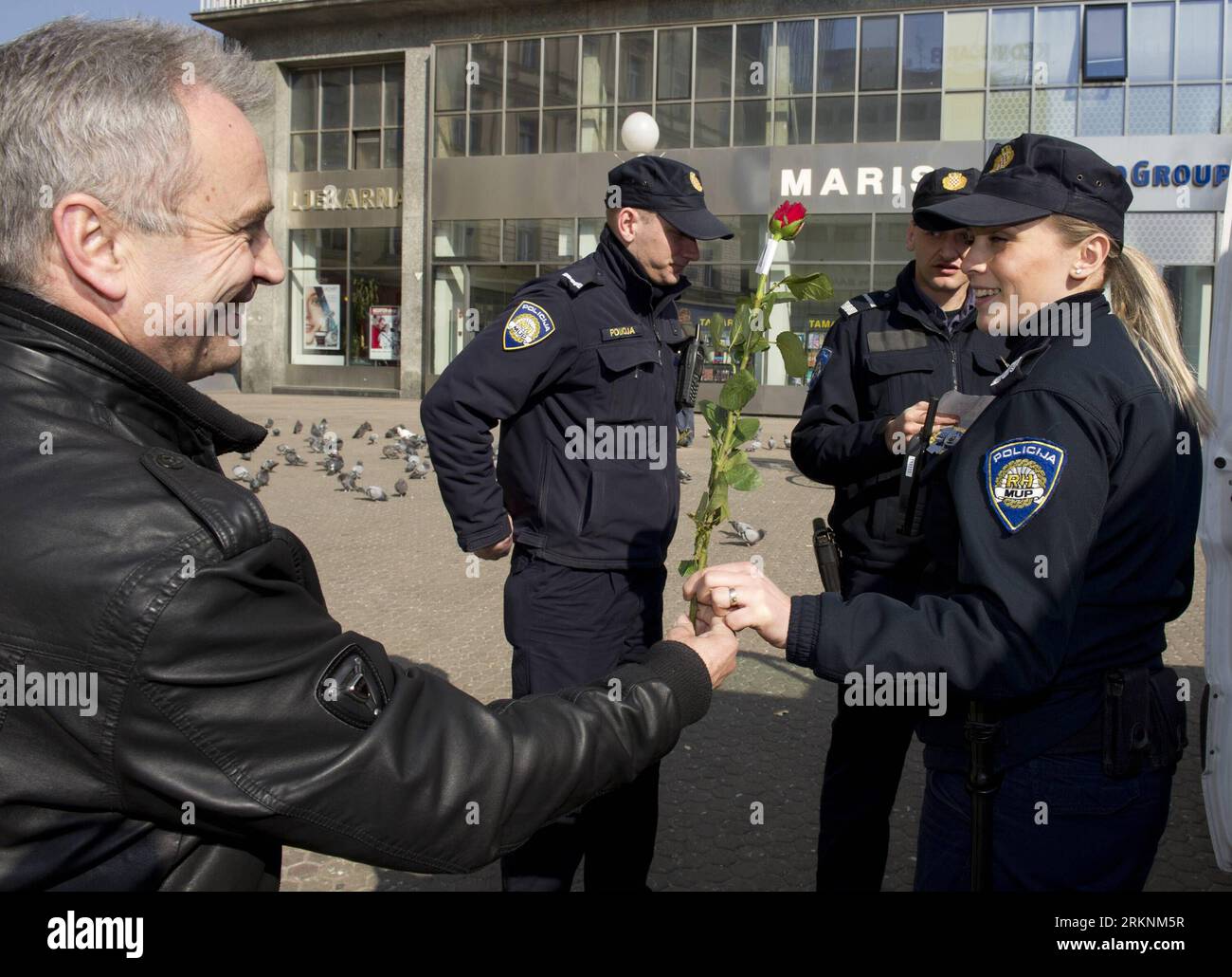 Bildnummer: 57291415 Datum: 08.03.2012 Copyright: imago/Xinhua (120308) -- ZAGABRIA, 8 marzo 2012 (Xinhua) -- Una poliziotta croata riceve una rosa rossa offerta da un volontario a Zagabria, capitale della Croazia, 8 marzo 2012. Alcuni partiti politici e organizzazioni hanno distribuito fiori alle donne in occasione della giornata internazionale della donna. (Xinhua/Miso Lisanin) CROAZIA-ZAGABRIA-GIORNATA INTERNAZIONALE DELLE DONNE PUBLICATIONxNOTxINxCHN Gesellschaft Internationaler Frauentag Weltfrauentag premiumd xrj x0x 2012 quer 57291415 Data 08 03 2012 Copyright Imago XINHUA Zagabria 8 marzo 2012 XINHUA a croato p Foto Stock