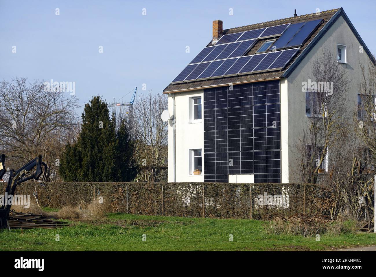 Casa residenziale con impianto fotovoltaico sul tetto e sulla facciata, Germania, Renania settentrionale-Vestfalia, Weilerswist Foto Stock