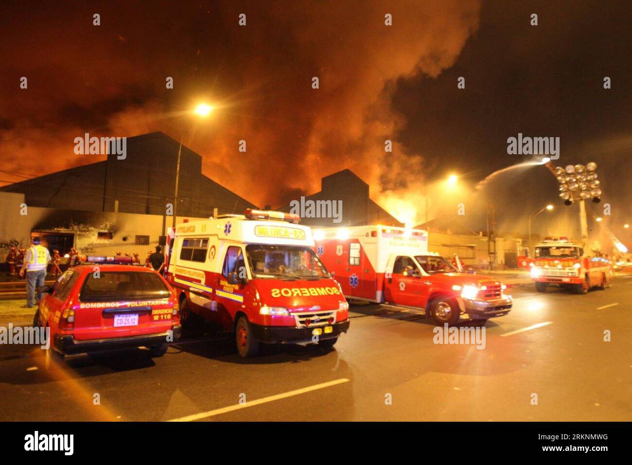 Bildnummer: 57326431 Datum: 09.03.2012 Copyright: imago/Xinhua (120310) - LIMA, 10 marzo 2012 (Xinhua) - i vigili del fuoco spengono l'incendio di un magazzino centrale del Ministero dell'istruzione a Lima, capitale del Perù, 9 marzo 2012. Un incendio di categoria 3 è iniziato il giovedì sera ed è stato controllato presto il venerdì. L'incendio distrusse migliaia di libri, che sarebbero stati distribuiti agli studenti delle province, lasciando 5 vigili del fuoco feriti e camion dei vigili del fuoco inutili, ha riferito la stampa locale. (Xinha/Hector Vinces/ANDINA) (dzl) PERÙ-LIMA-FIRE PUBLICATIONxNOTxINxCHN Gesellschaft Feuer Brand Lagerha Foto Stock