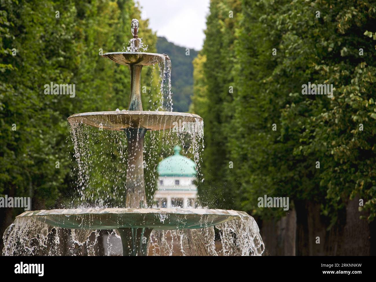 Cascata Fontana con Main Avenue e Hyllige Born, Germania, Renania settentrionale-Vestfalia, Bad Pyrmont Foto Stock
