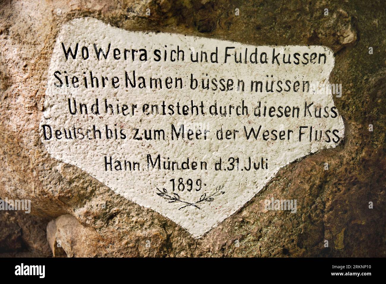 Vecchia pietra Weser con iscrizione, unione dei fiumi Werra e Fulda per formare il fiume Weser, Germania, bassa Sassonia, Hannover Muenden Foto Stock