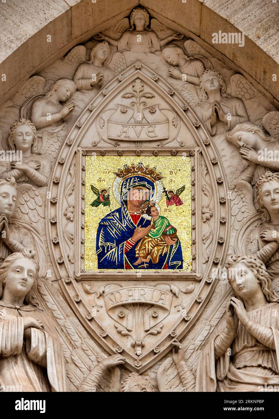 Mosaico della Madonna del Perpetuo soccorso sulla lunetta della Chiesa di Sant'Alfonso di Liguori, Roma, Italia Foto Stock