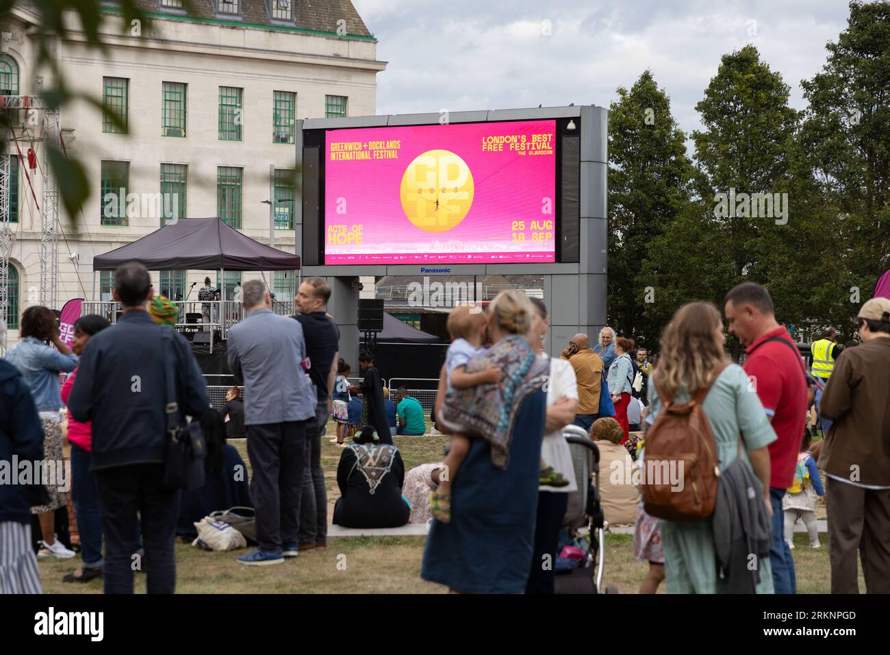 L'artista Tatiana Mosio Bongonga apre il Greenwich+Docklands Festival 2023 attraversando General Gordon Square a Woolwich, Londra. Agosto 25. Foto Stock